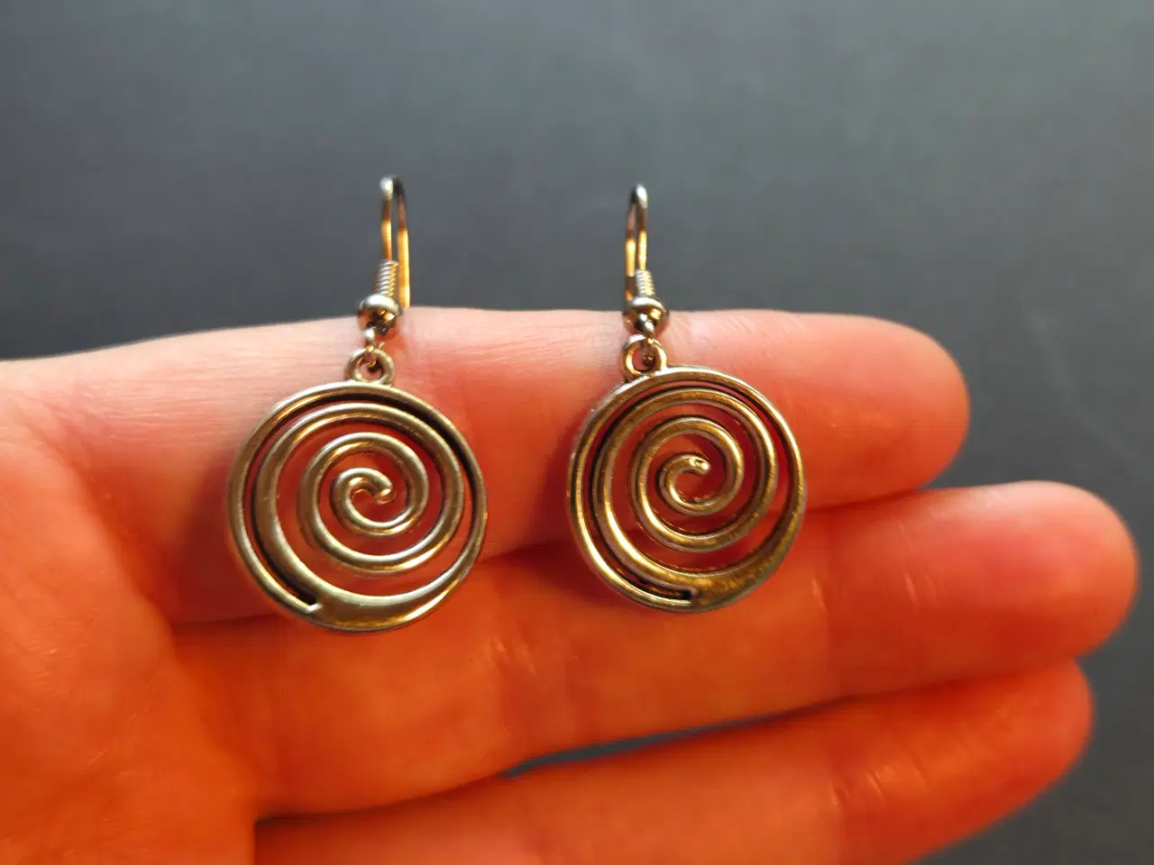 Billede 4 - Spiral sølvfarvede øreringe