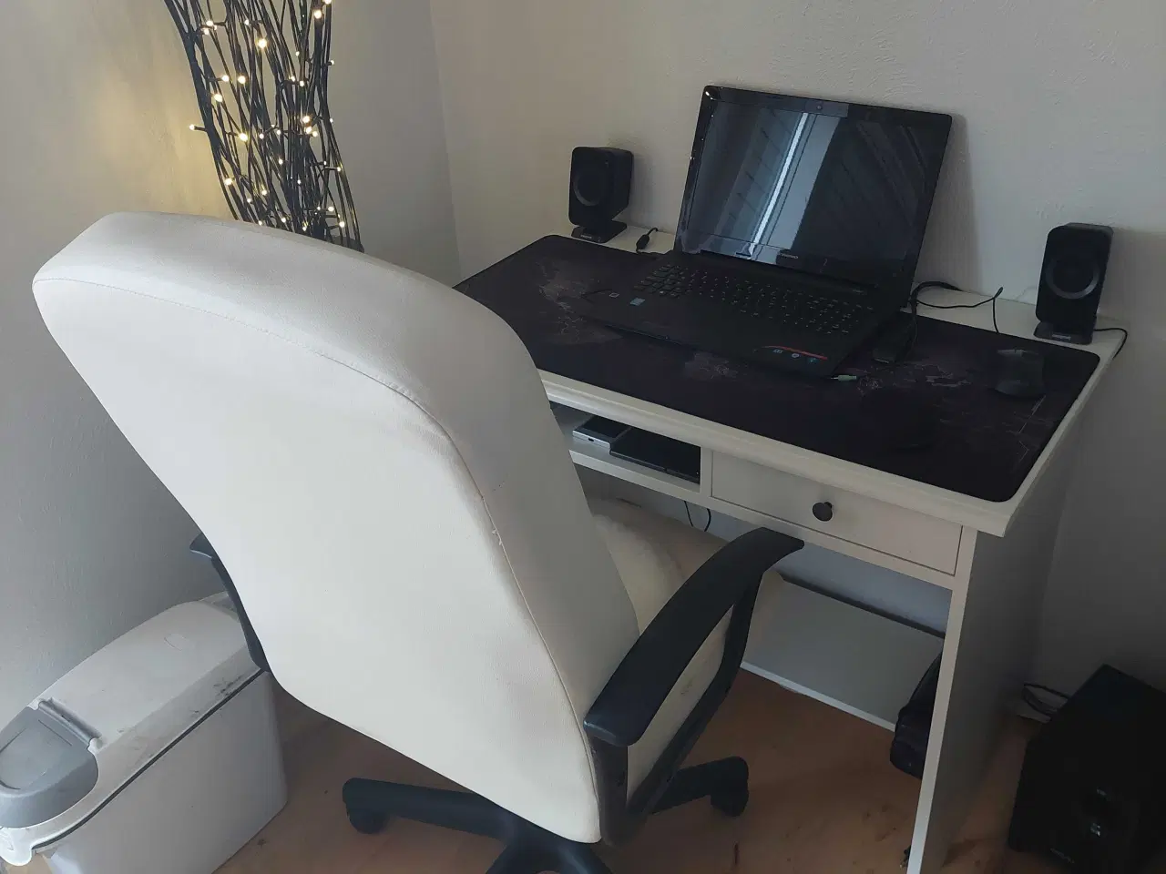 Billede 1 - Skrivebord med kontorstol 