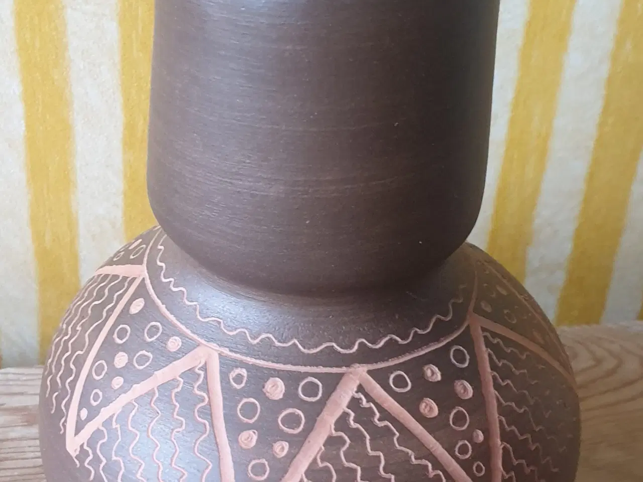 Billede 1 - Lille vase med flot mønster. Vicente Holz