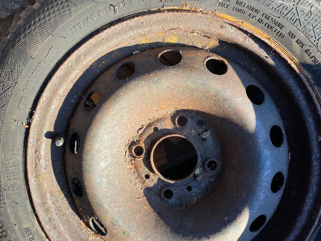 Billede 1 - Fælge m/ vinter dæk fælge ikke pæne dæk kørt 500 k