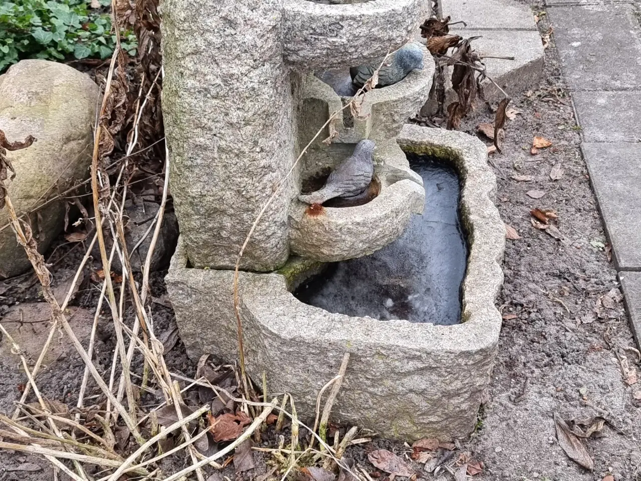 Billede 2 - Granit vandfald med fugle