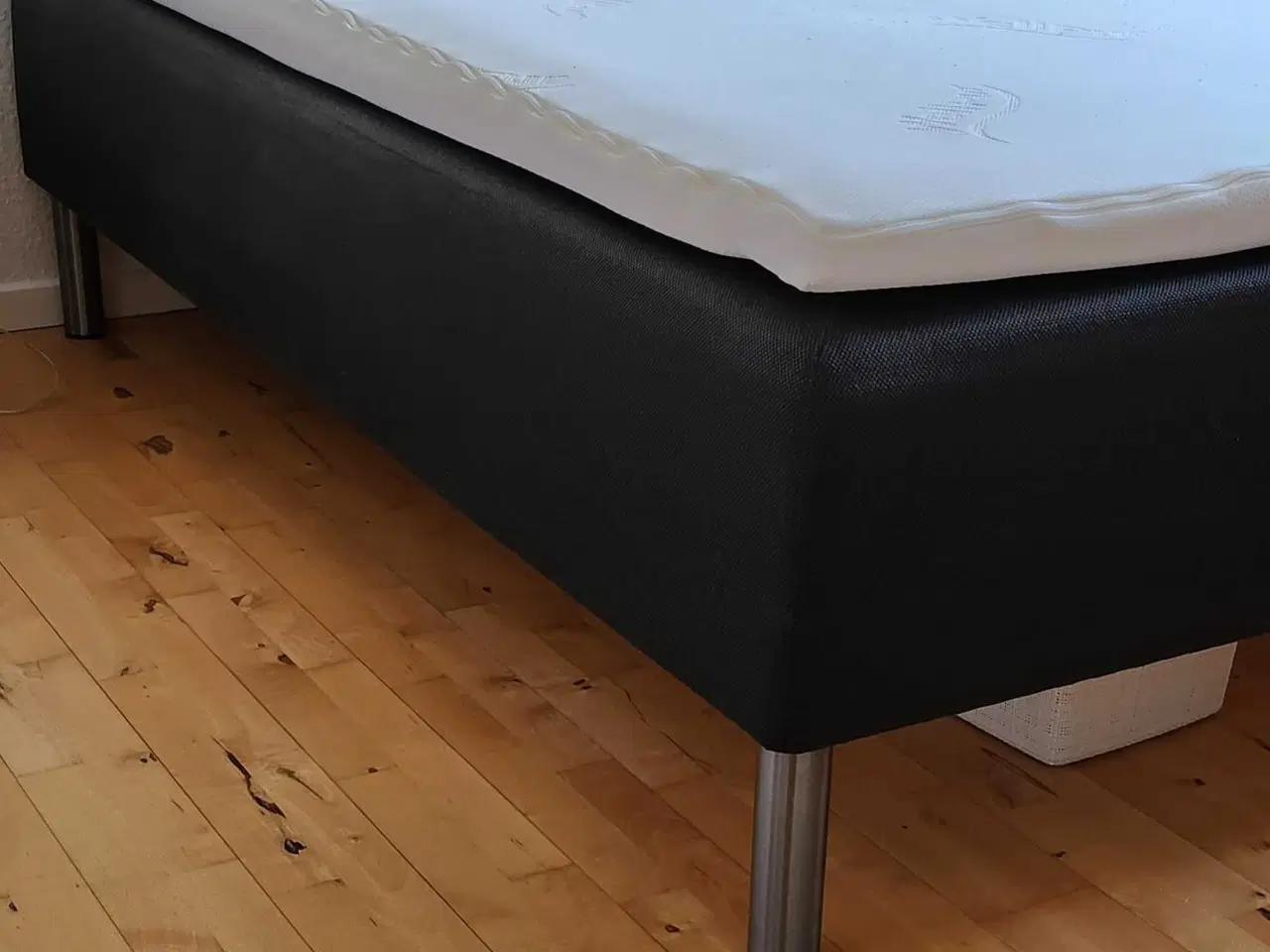 Billede 1 - Velholdt seng m. Topmadras