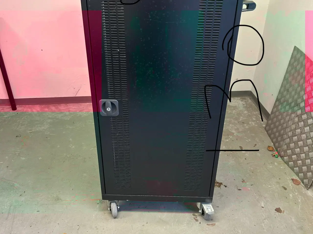 Billede 1 - Blika computer skab