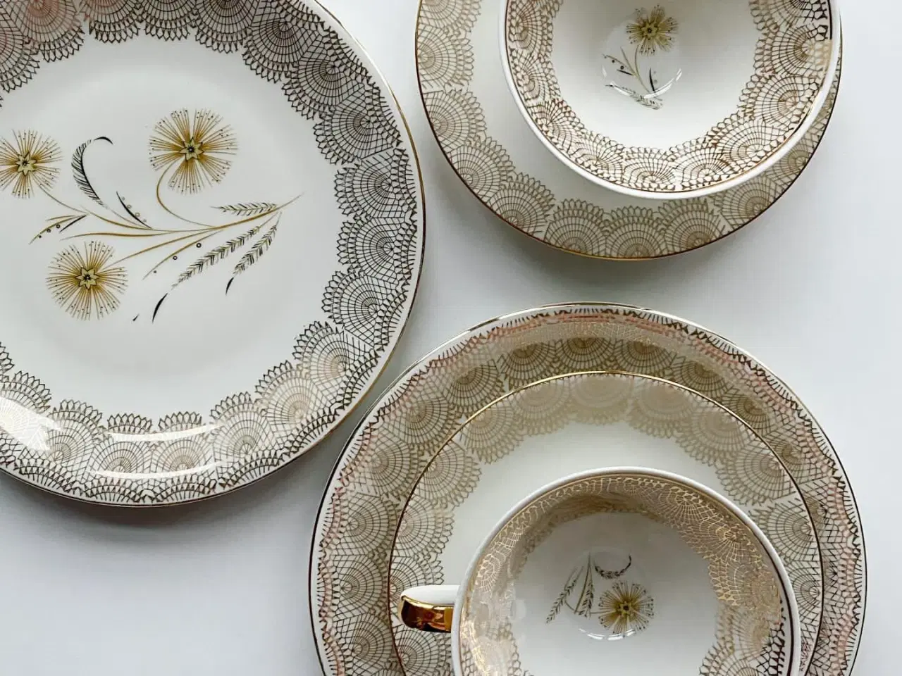 Billede 5 - Triosæt, stor kop m underkop og kagetallerken, gylden med blomst, pr sæt