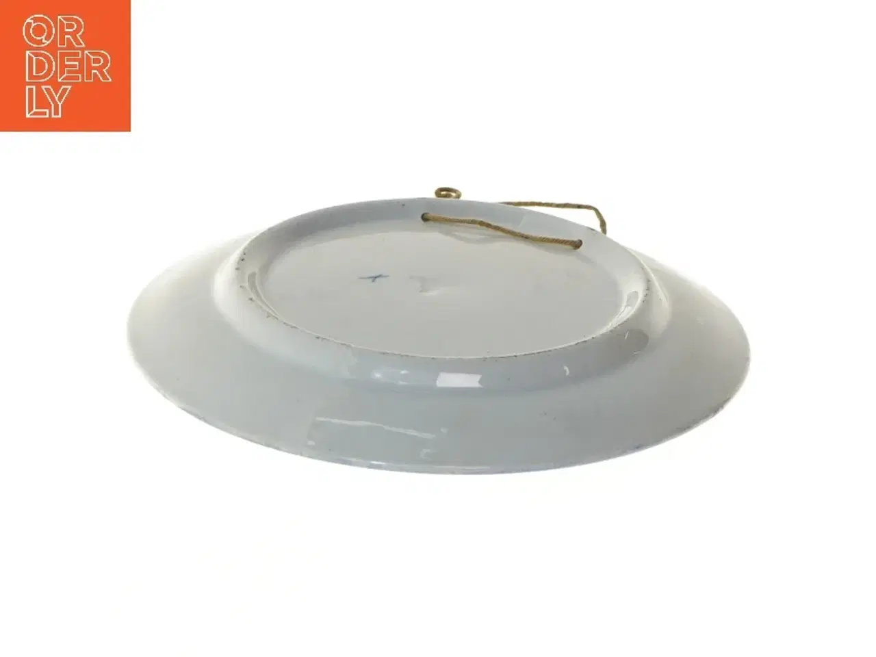 Billede 3 - Dekorativ tallerken med bygning motiv (str. Ø 16,5 cm)