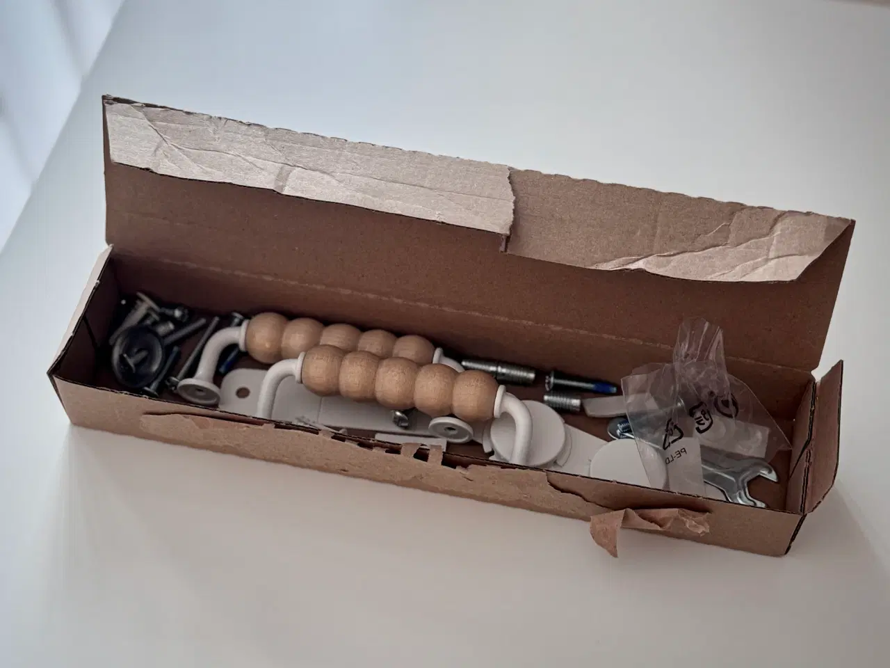 Billede 5 - Næsten nyt børneskab med bøjlestang