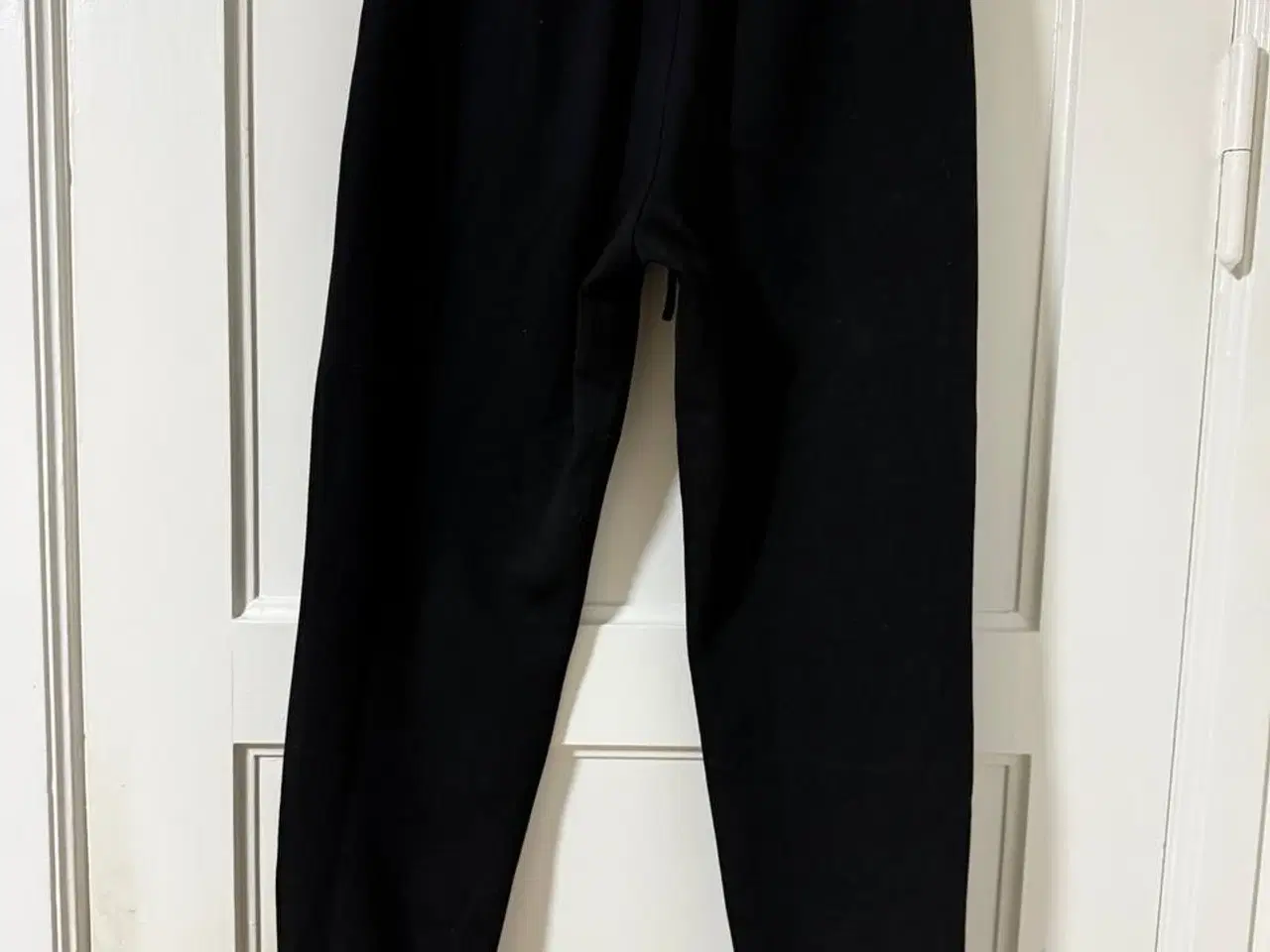 Billede 3 - Sorte sweatpants med detaljer – komfort & stil