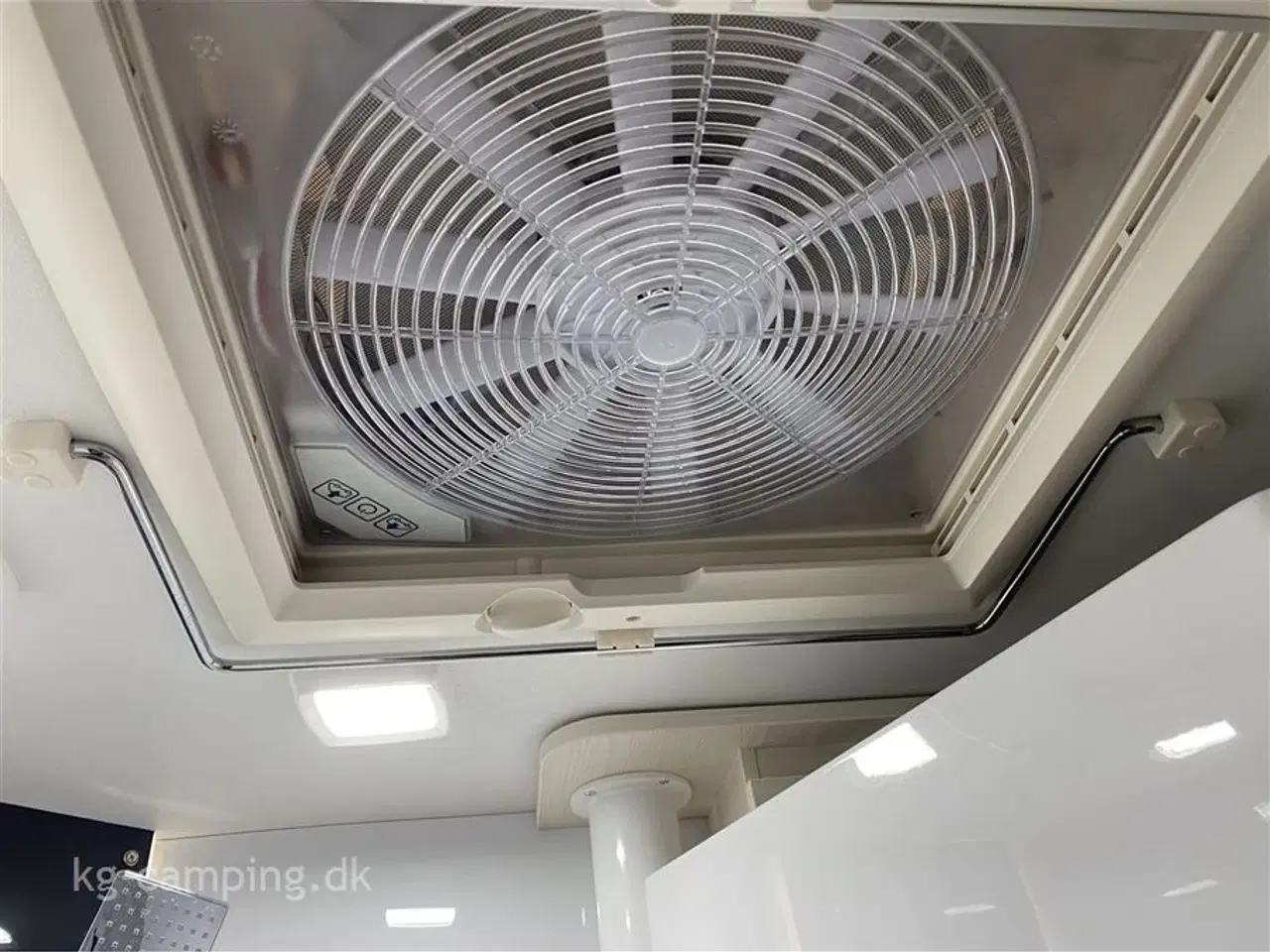 Billede 11 - 2022 - Caravelair Artica 540 PACK VIP   Super velholdt vogn med kompressor køleskab - fritstående seng - Truma Combi 6E