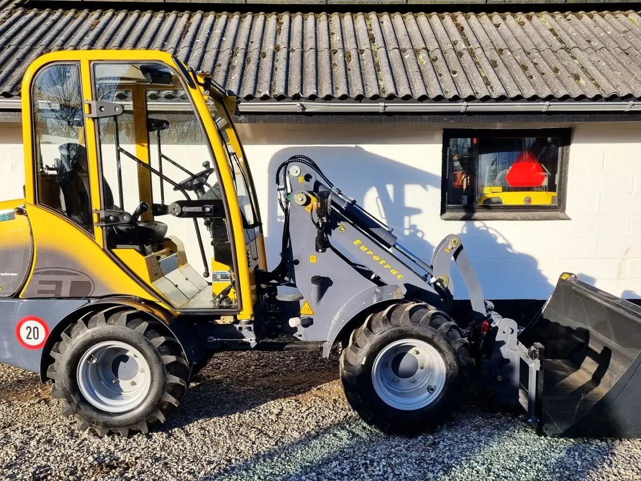 Billede 1 - Eurotrac W12S / lukket kabine / fabriksny / skovl & gafler / Kubota motor