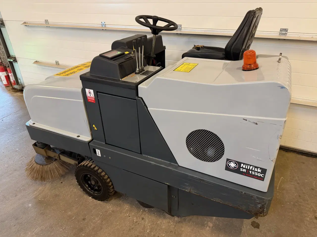 Billede 3 - Fejemaskine Ride-on Elektrisk. Nilfisk SR1550C
