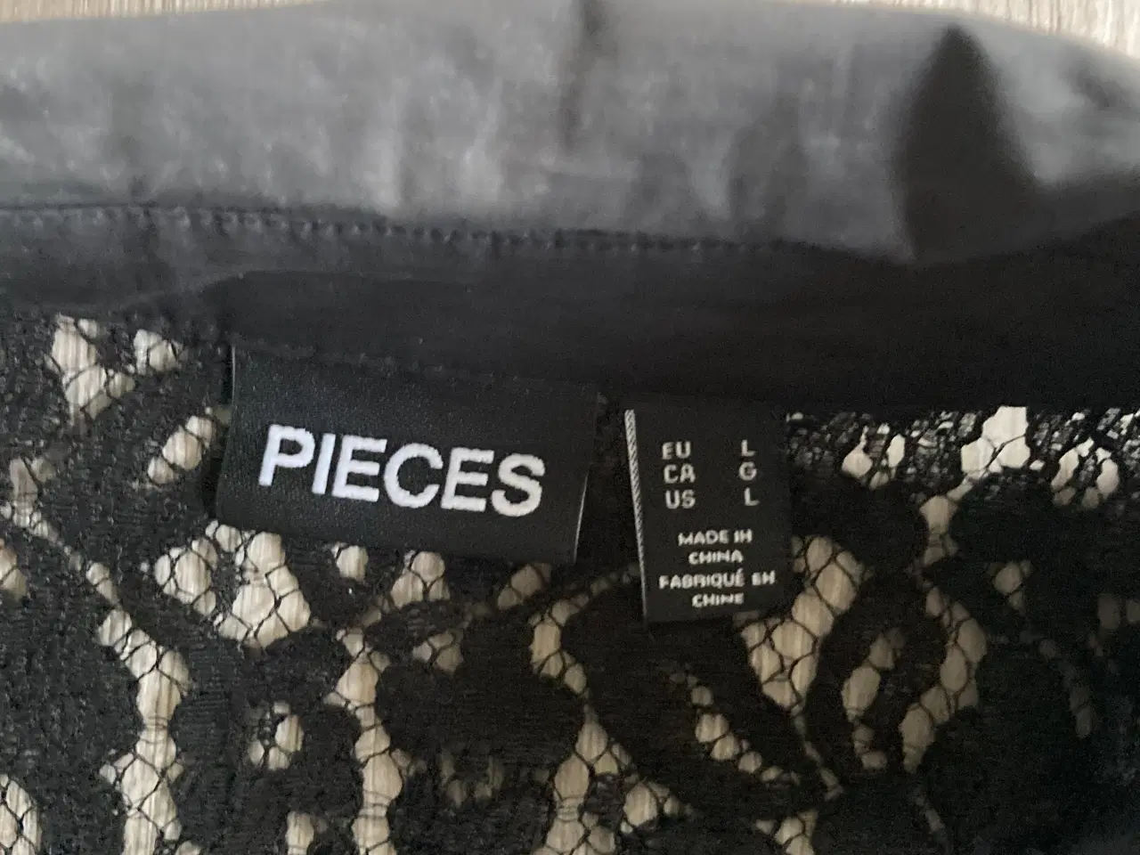 Billede 3 - Sort skjorte med blonder str. L