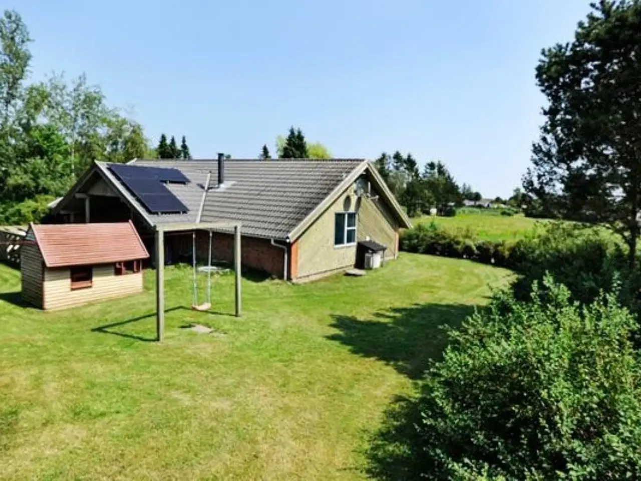 Billede 2 - JUELSMINDE - LUKSUSSOMMERHUS 140 kvm, til 10 personer MED POOL, SPA & SAUNA, Gratis interrnet, 
Super hyggeligt Poolhus 
2 stk varmepumper
Br�ndeovn
Velegnet til familie hygge sammenkomster.
