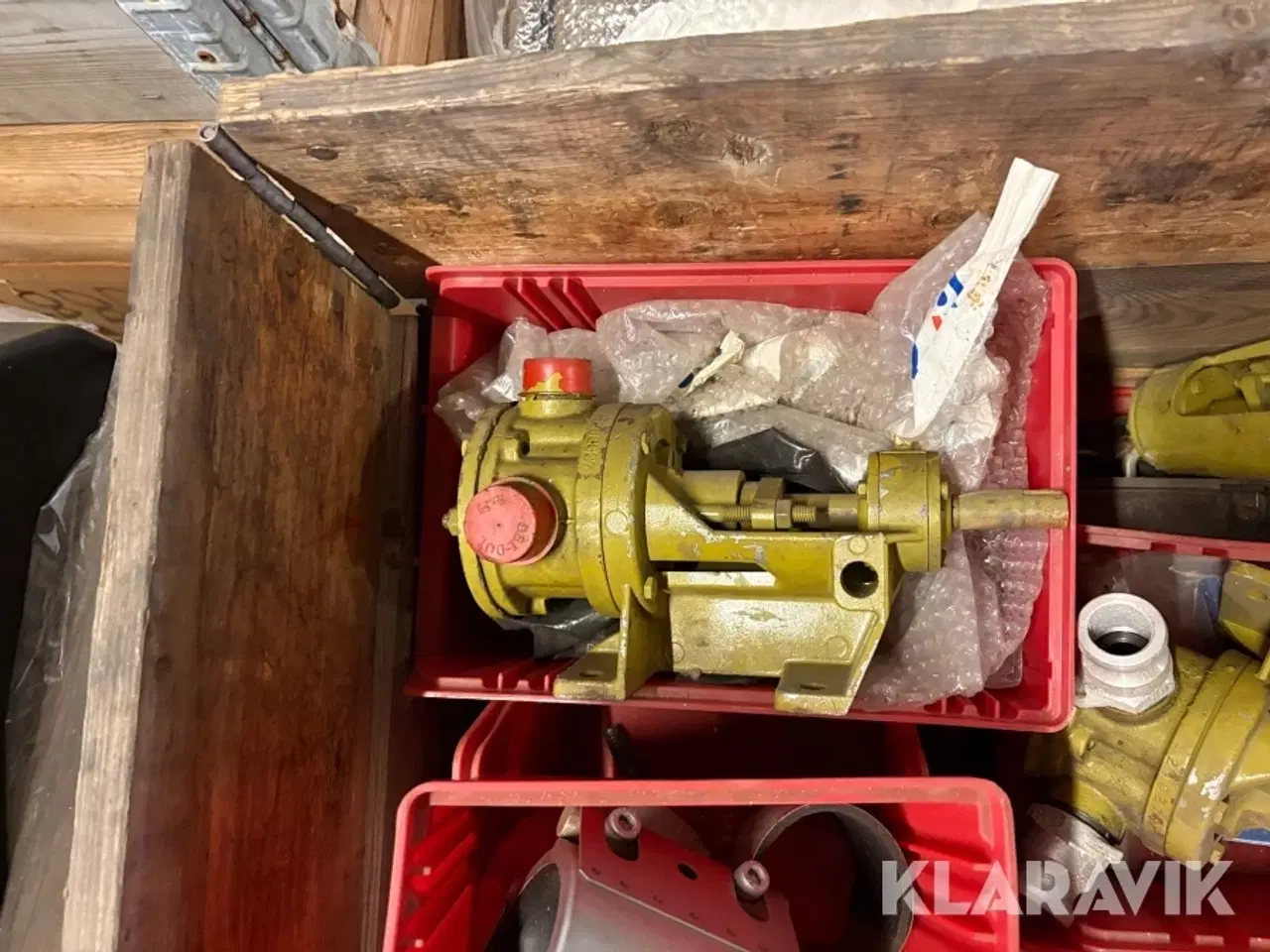 Billede 4 - Samlet lot - Rotan pumper, reol og afdækning