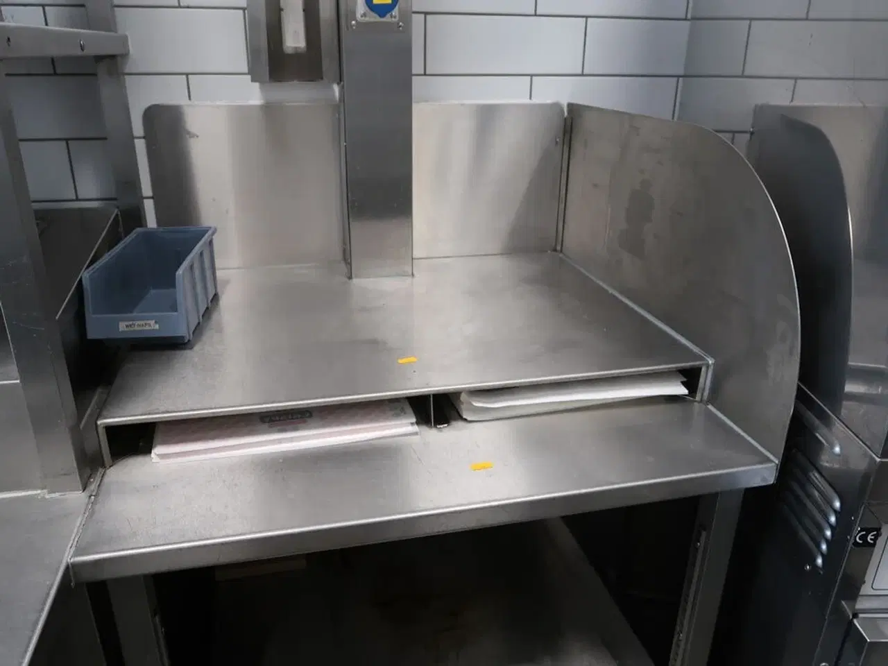 Billede 2 - Rustfri stålbord med indhold