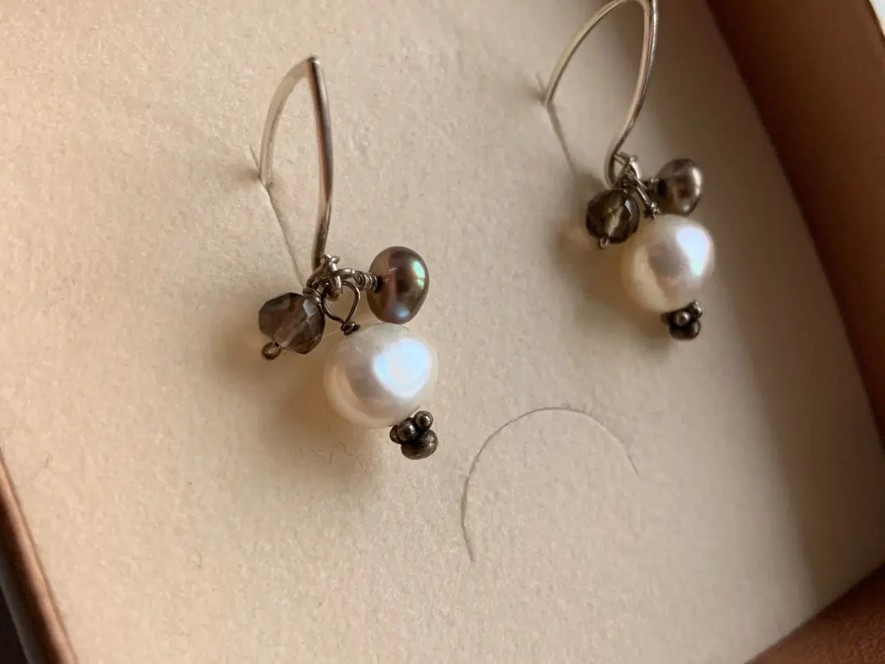 Billede 1 - Øringe med perler og smykkesten