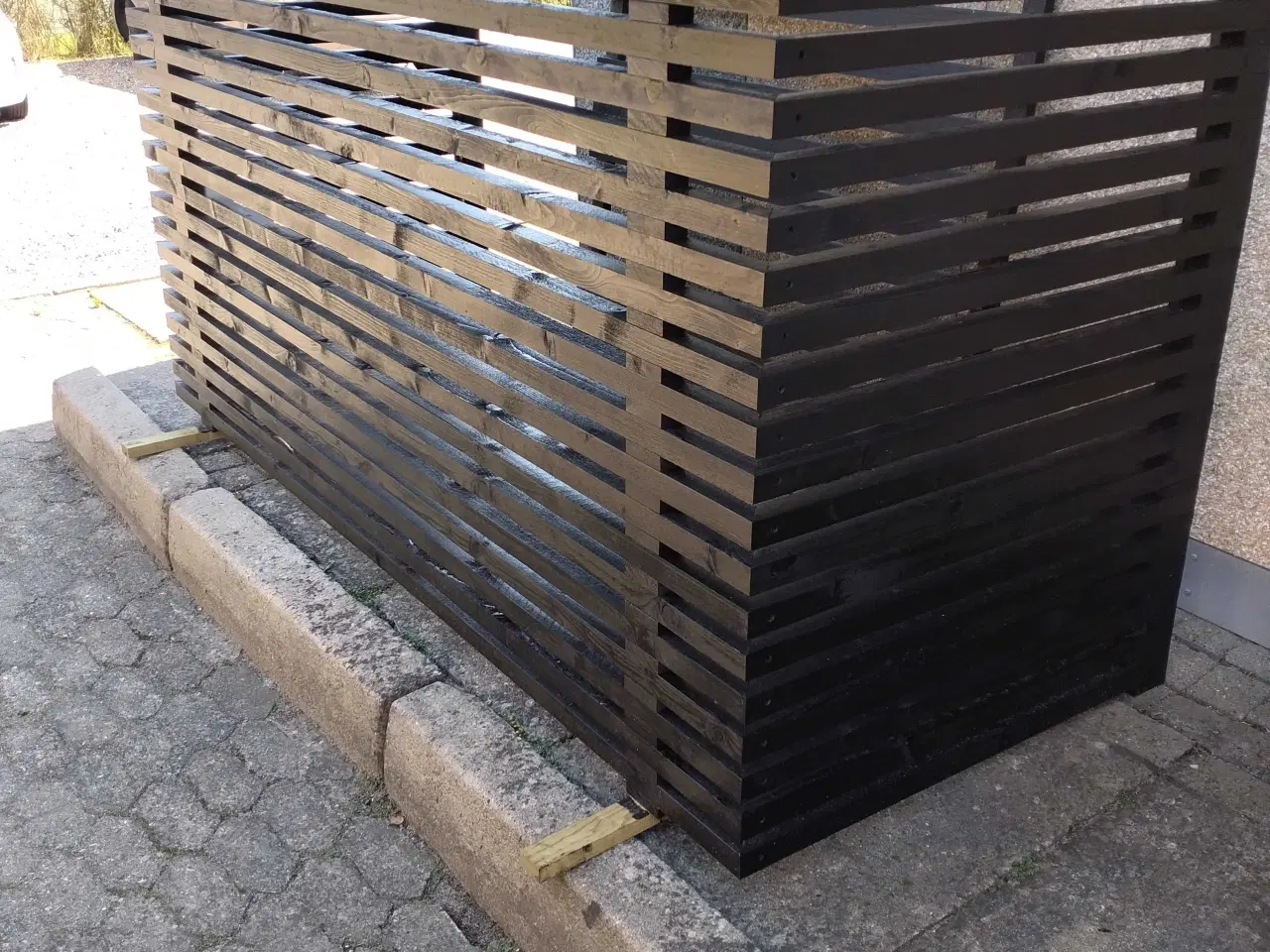 Billede 1 - Bruges også som varmepumpe skjuler. Skraldeskjul.