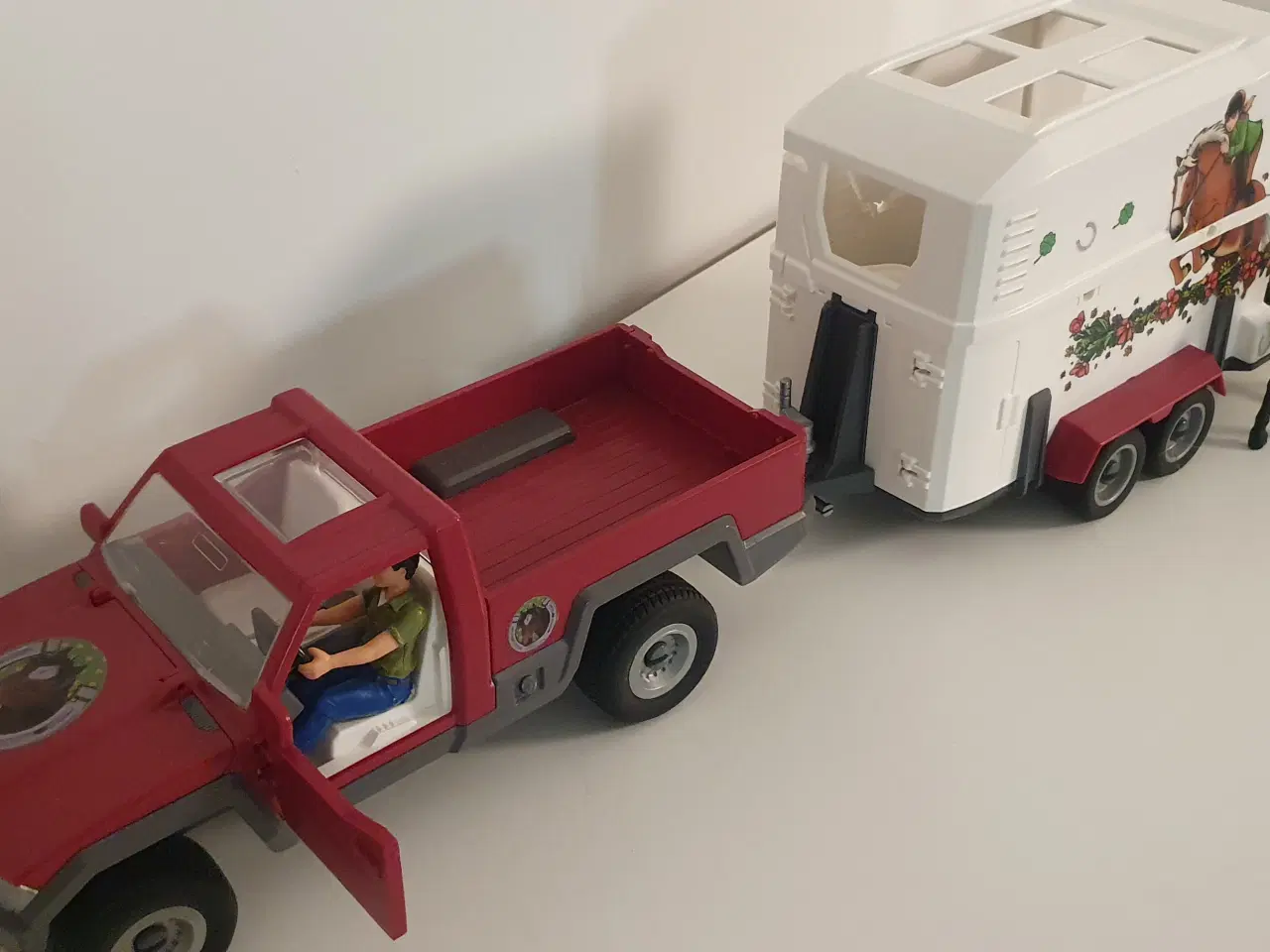 Billede 4 - Schleich bil med hestetrailer med tilbehør. 