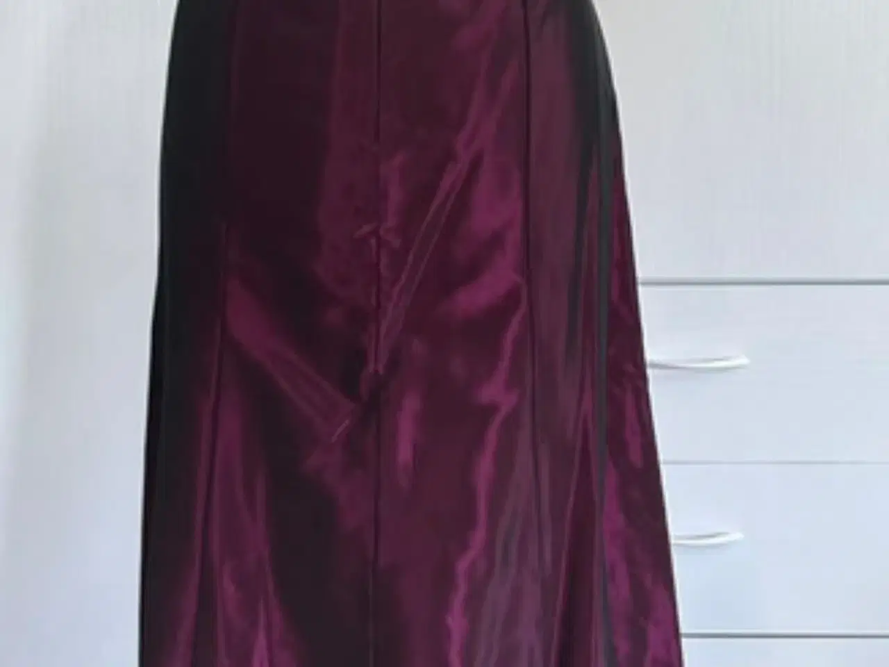 Billede 3 - Corsage, nederdel og sjal. Sæt i bordeaux.