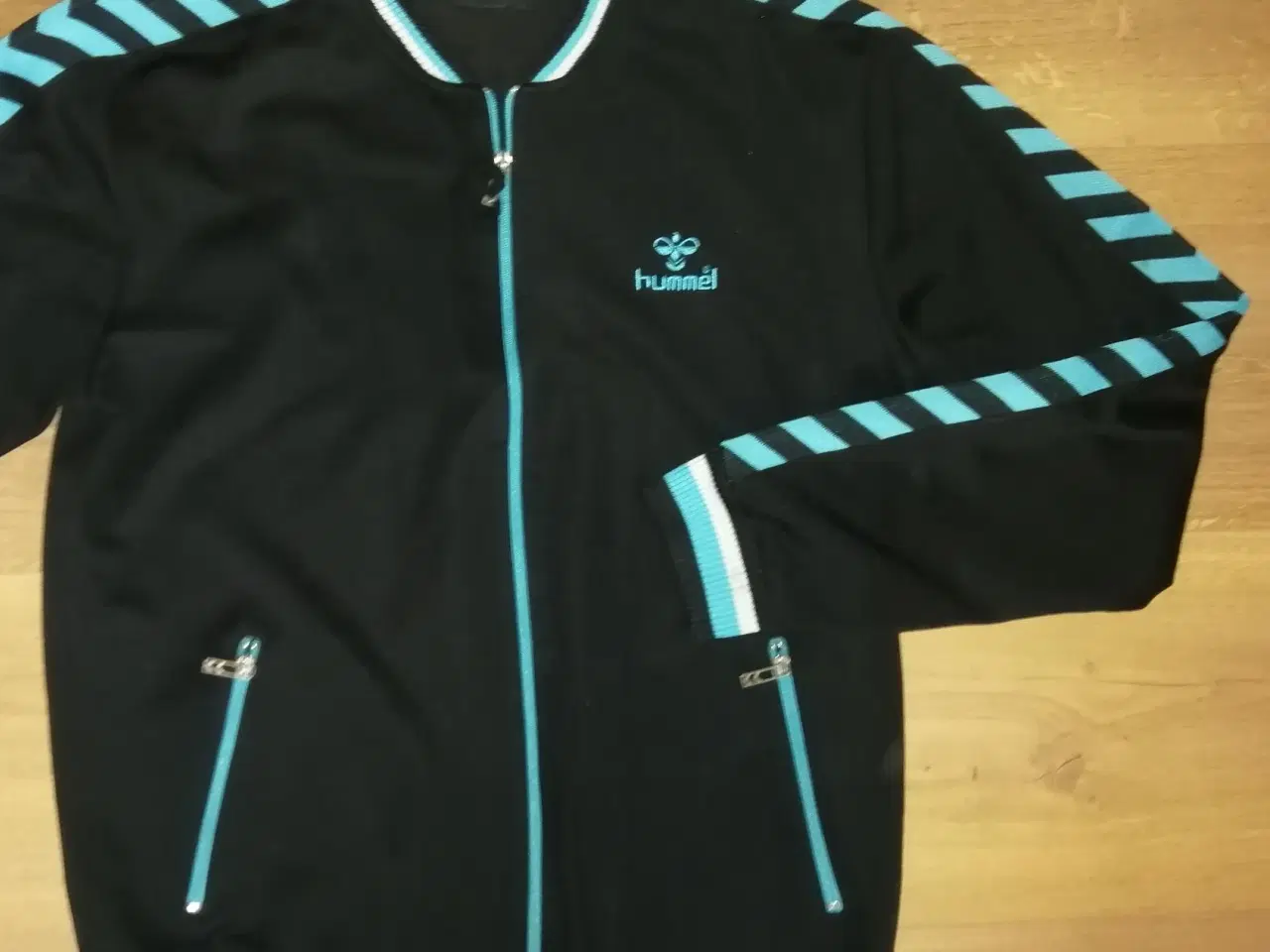 Billede 2 - HUMMEL TRACK TOP MED LYNLÅS, STR. XL, FLOT STAND