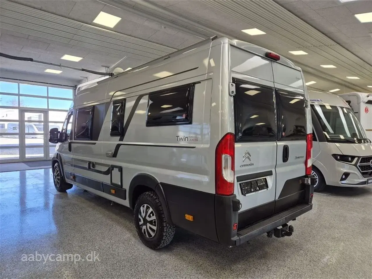 Billede 3 - 2020 - Adria Twin Axess 640 SL   langsgående senge. El-markise. 2x lithium. 2x TV. victron lader. victron booster. solceller. luft på bagaksel. Fyldegas.  kompressor køleskab. helårsdæk. undervognsbehandlet-.clesana Toilet.