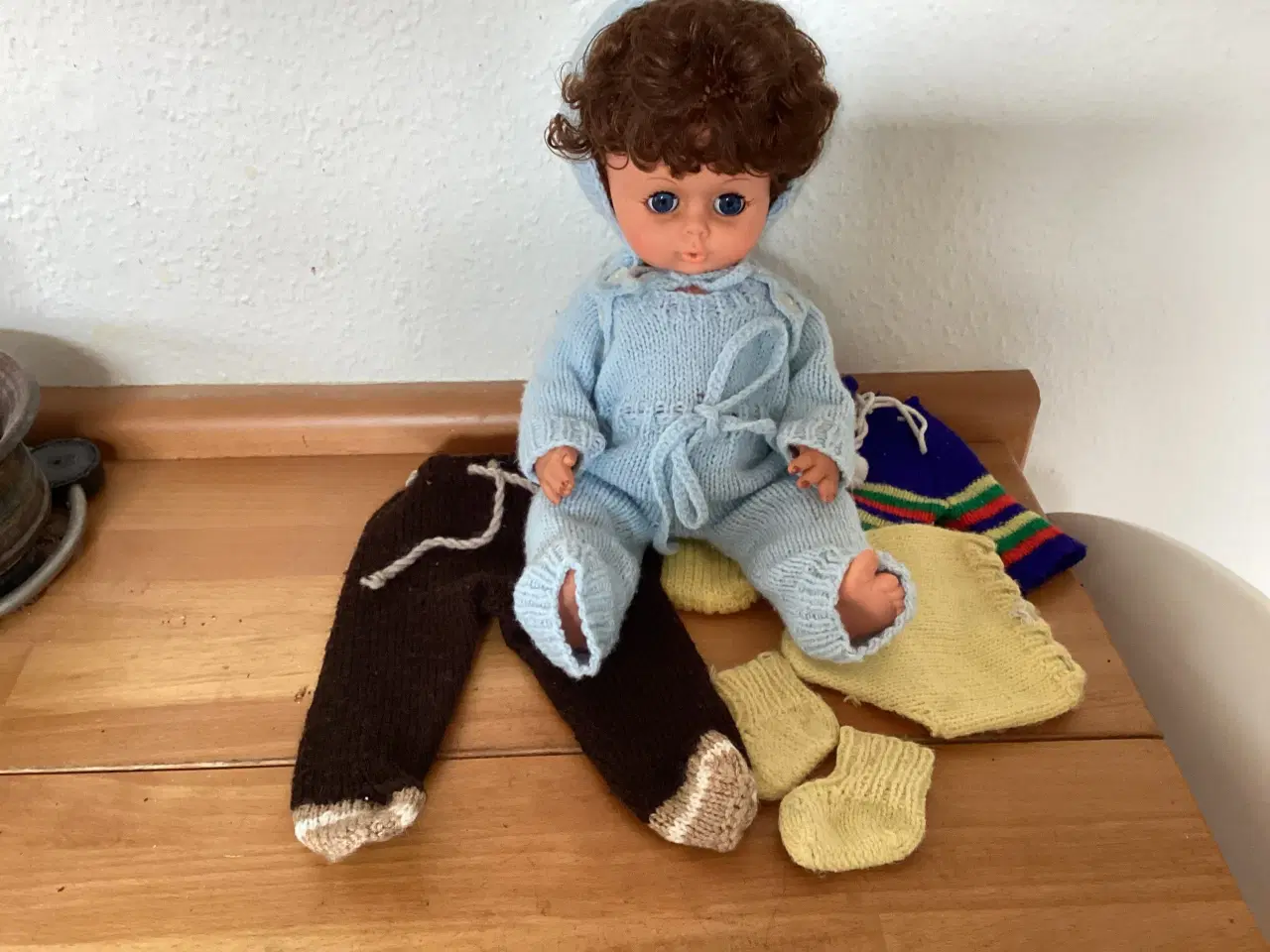 Billede 1 - Dukke med hjemme strikket tøj