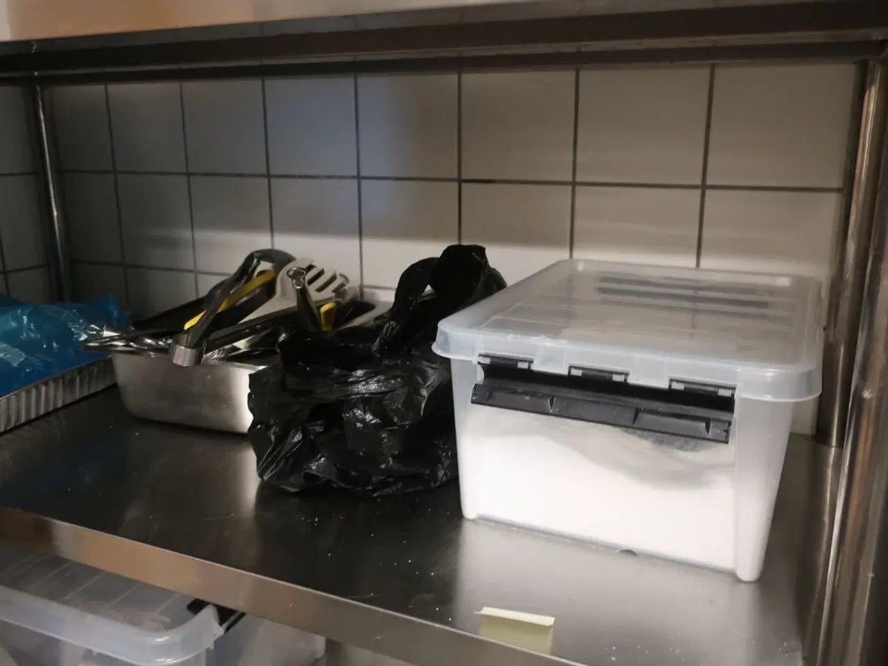 Billede 4 - Reol med indhold