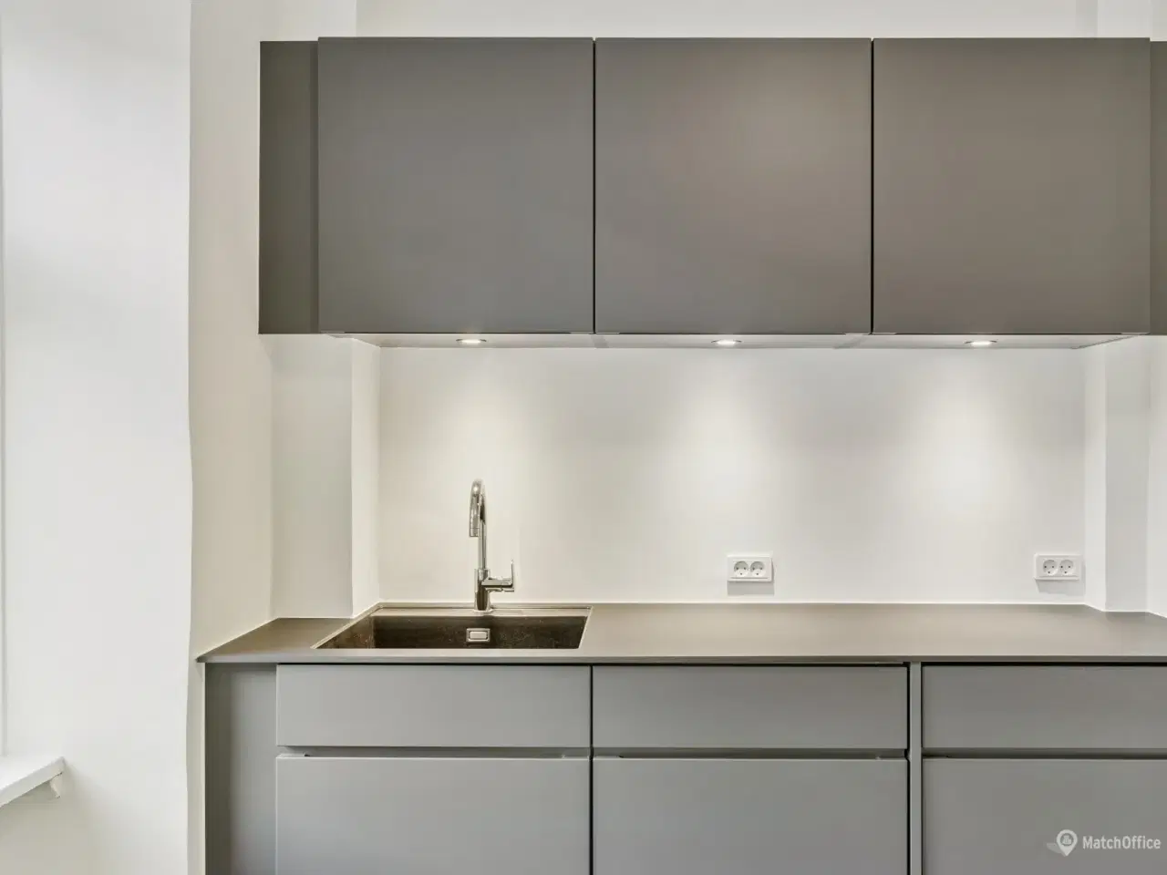 Billede 13 - Flot butik/klinik/Coffee shop med store facadevinduer –