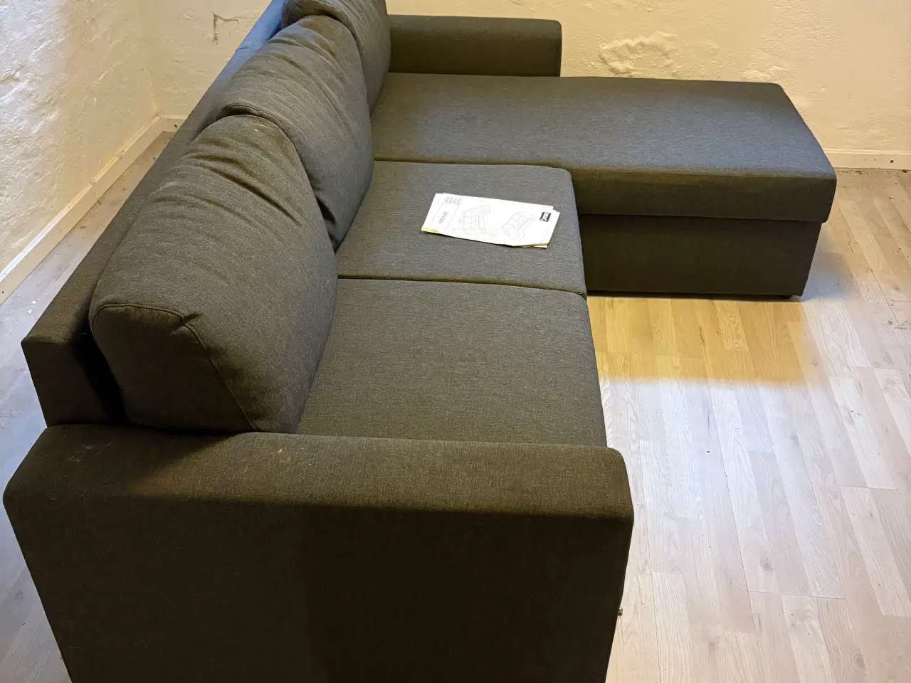 Billede 1 - Sovesofa med chaiselong i mørkegrå