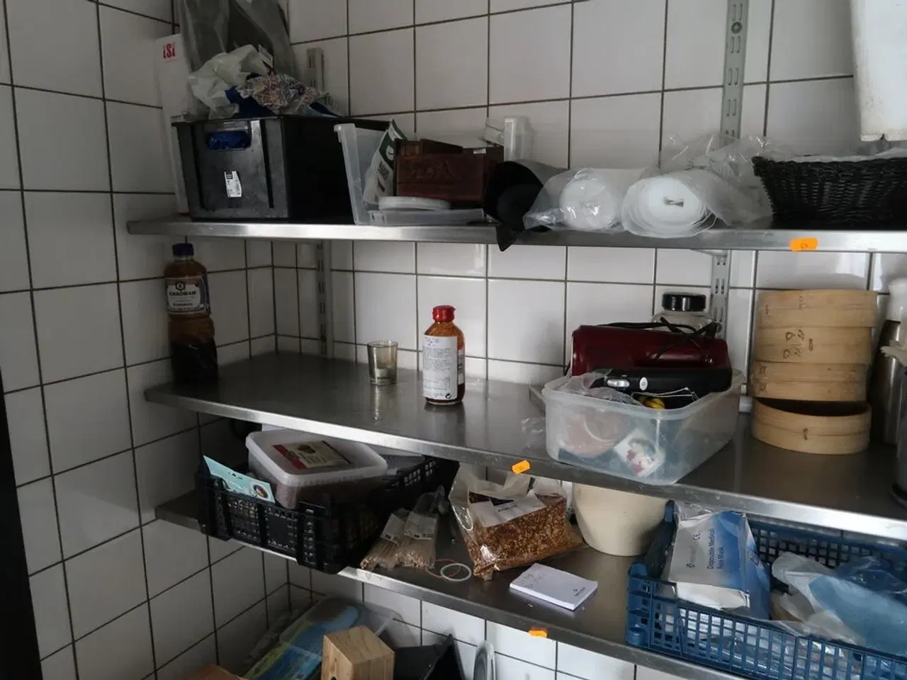 Billede 2 - 3 stk. rustfri stålhylder med indhold