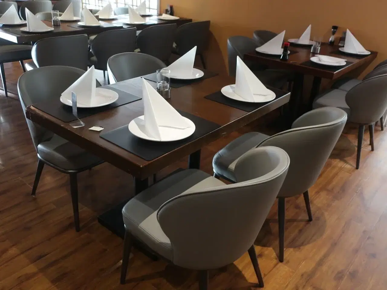 Billede 2 - 3 borde og 12 nye stole