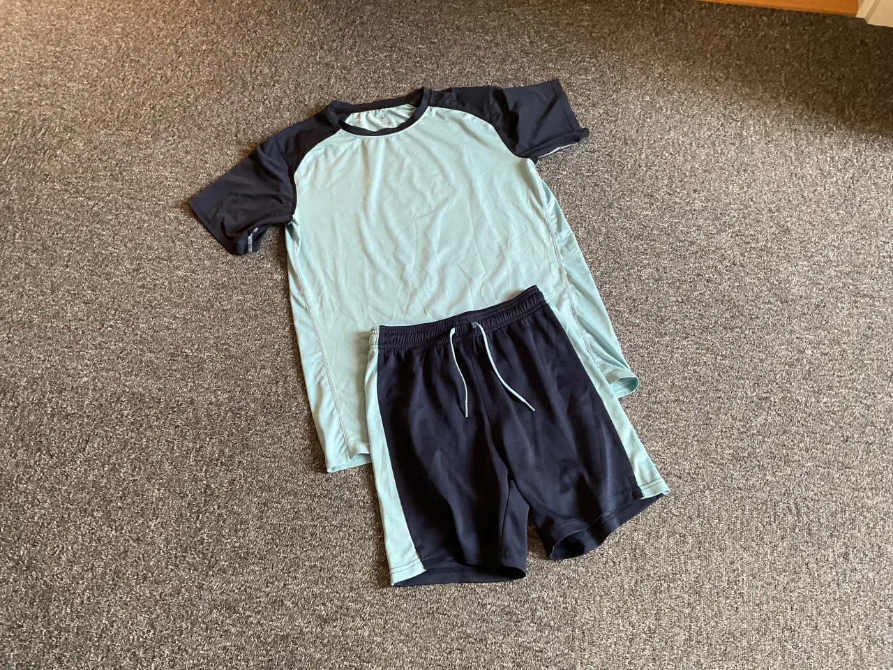 Billede 2 - Fodboldtøj: sæt T-shirts og shorts. Str 12-14 år