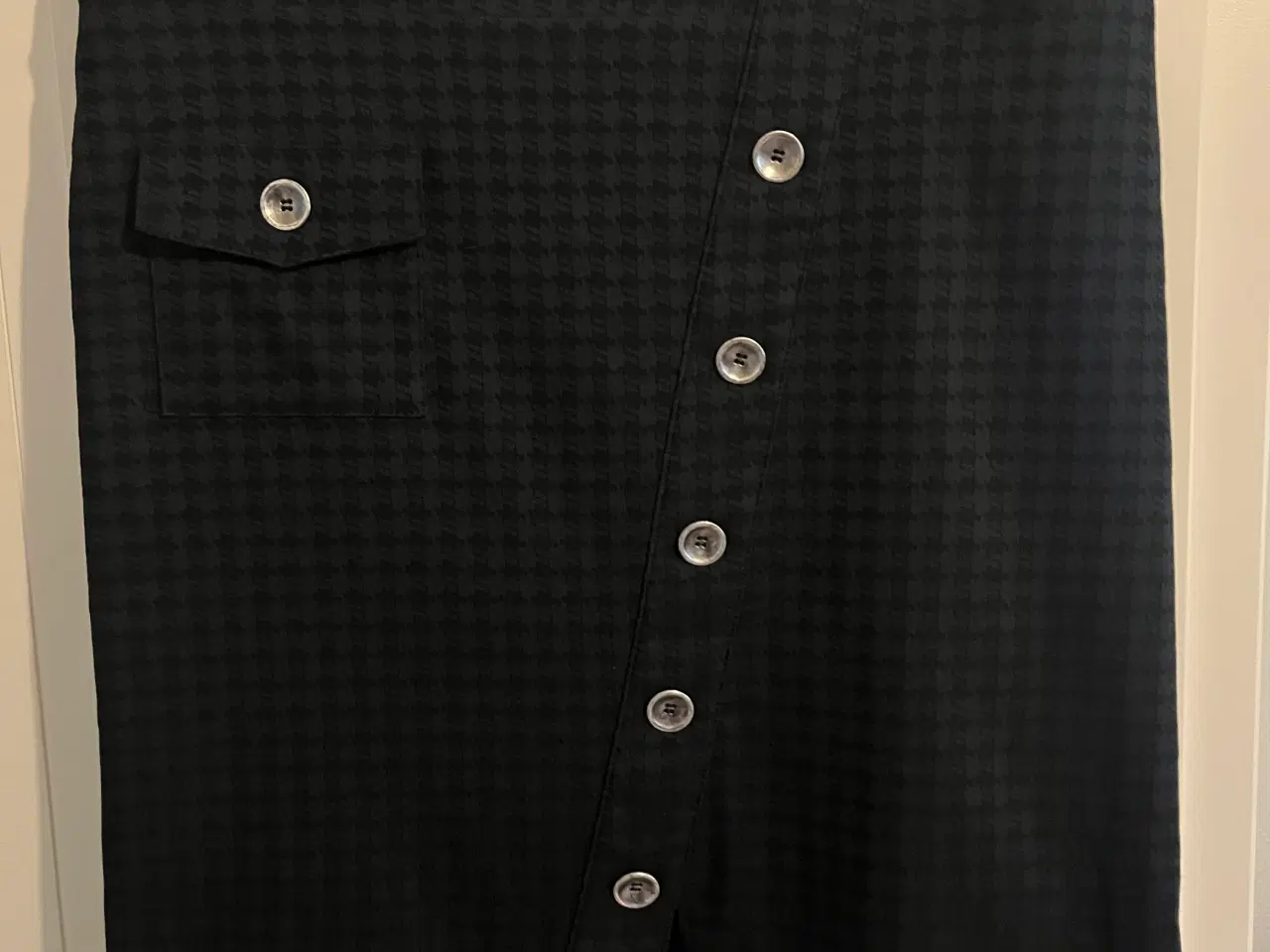 Billede 1 - Sød Nederdel med knapper skråt ned foran