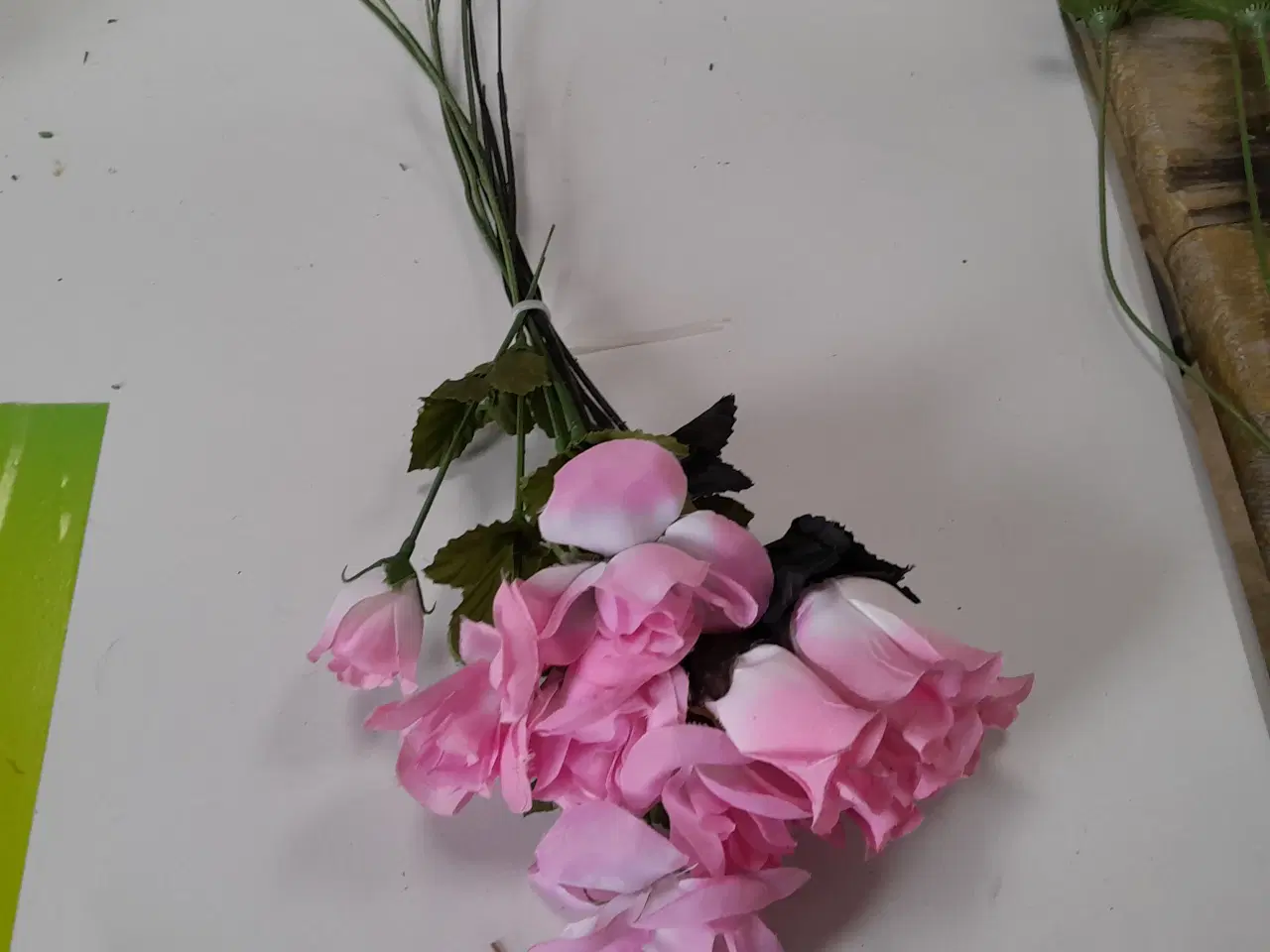 Billede 2 - Diverse Plastik blomster, fra 5,-kr. pr. stk.