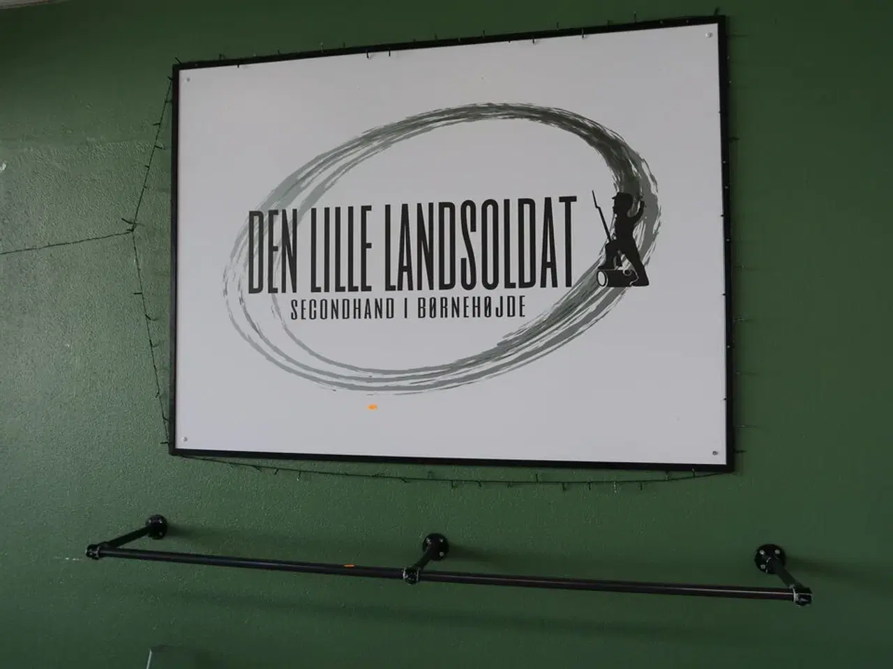 Billede 1 - Skilt samt tøjtstativ