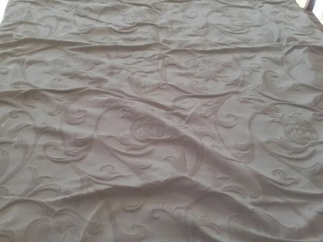 Billede 2 - Dug /sengetæppe i creme m flotte mønstre