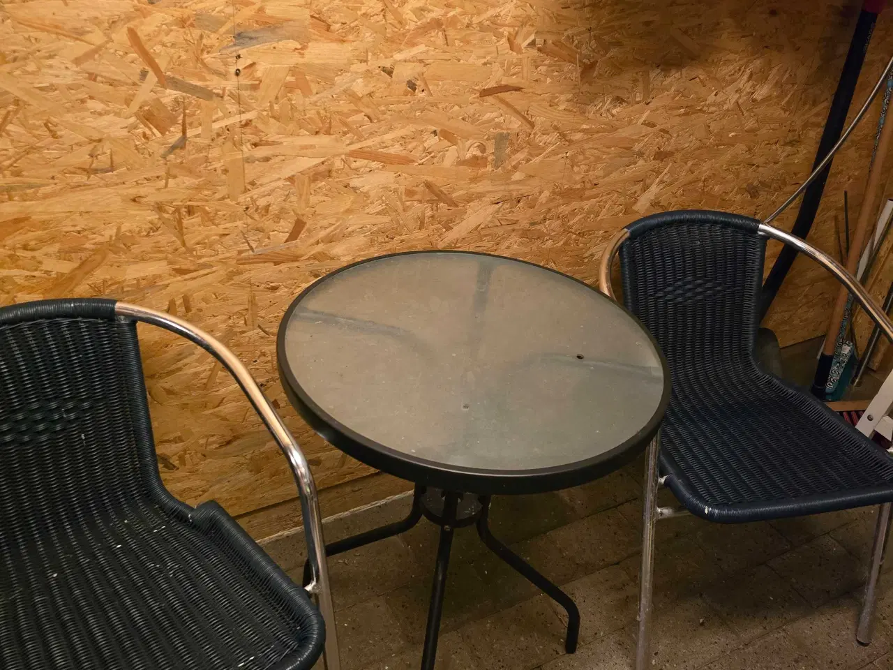 Billede 2 - Lille Rund havebord med 2 stole 