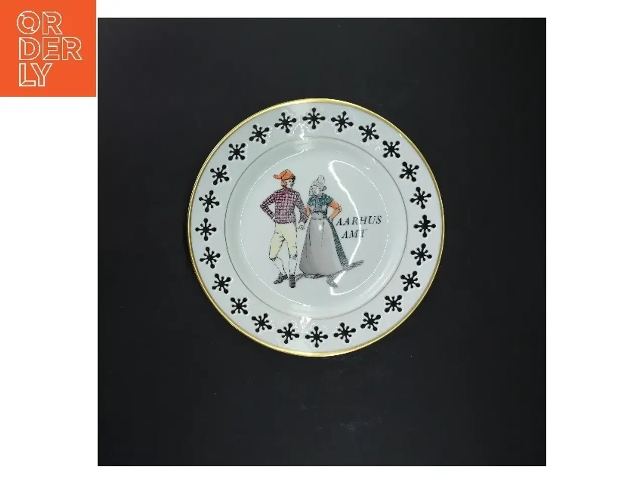 Billede 1 - Dekorativ tallerken med dansk folkedans motiv fra B&G Porcelæn (str. Ø 22 cm)