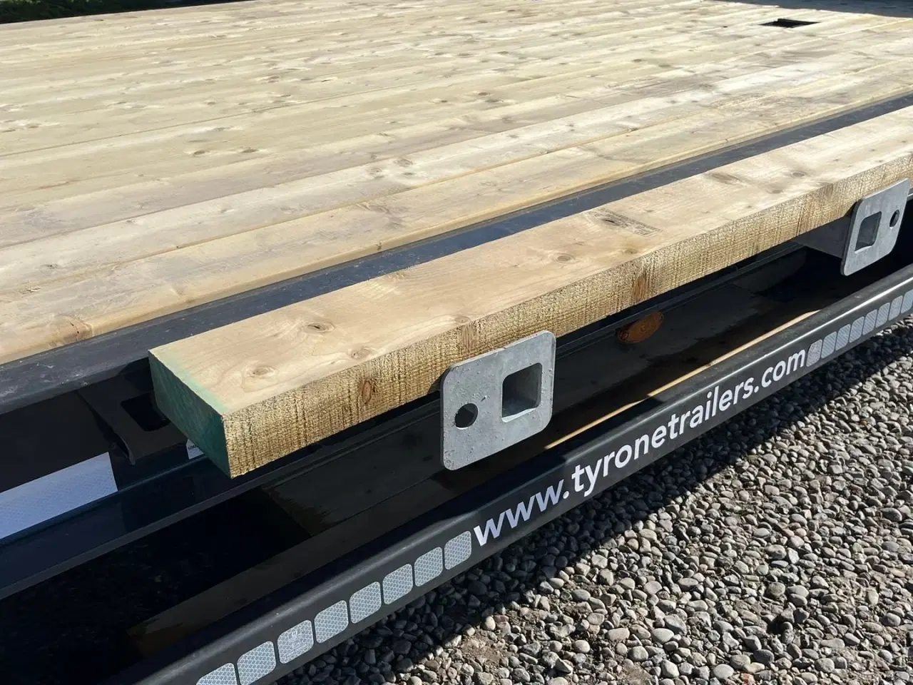 Billede 11 - Tyrone 27TLL LANG MODEL med forbredningsudstyr . Affjedret træk og affjedret aksler. Med hydrauliske ramper og værktøjskasse