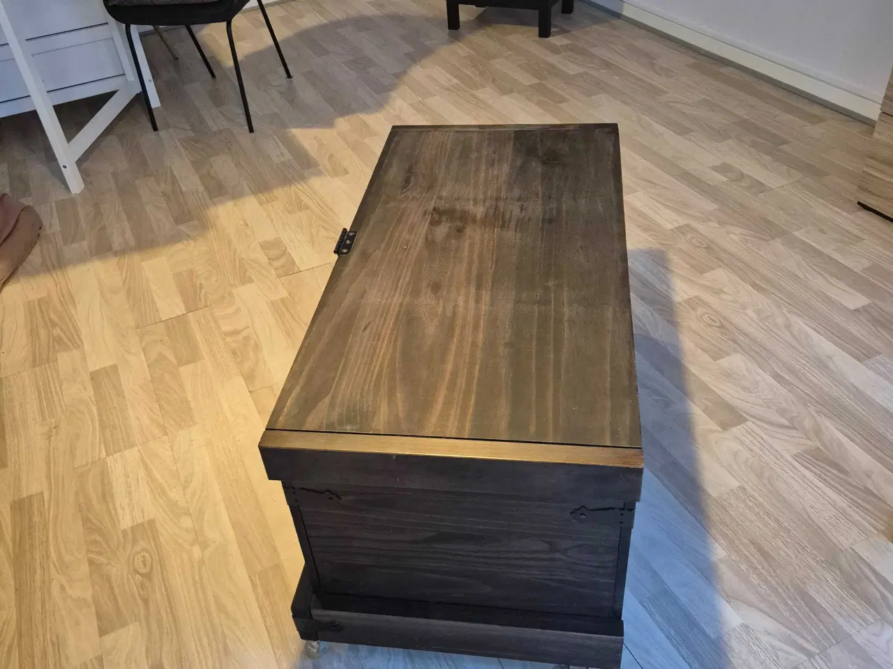 Billede 5 - Mørk trækiste med hjul