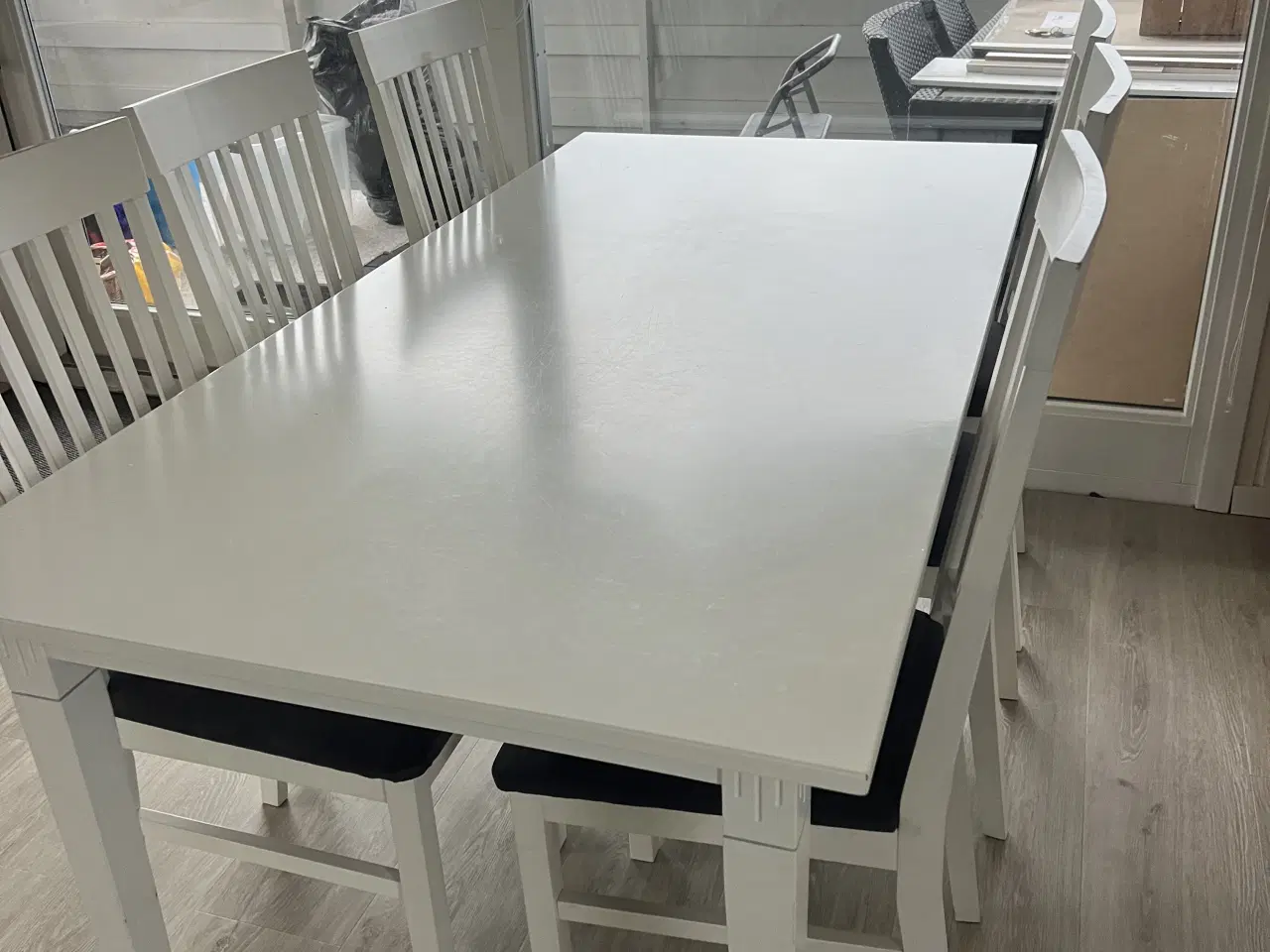 Billede 3 - Spisebord med 2 tillægsplader og 8 stole