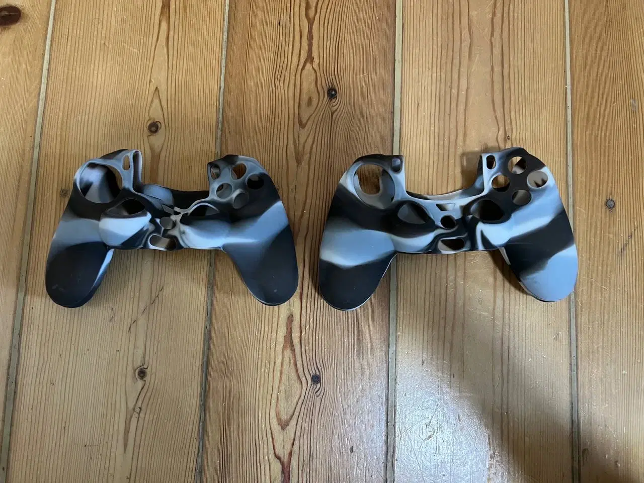 Billede 6 - Billig PS4 Bundle – Konsol, 4 Controllere, 2 Spil 