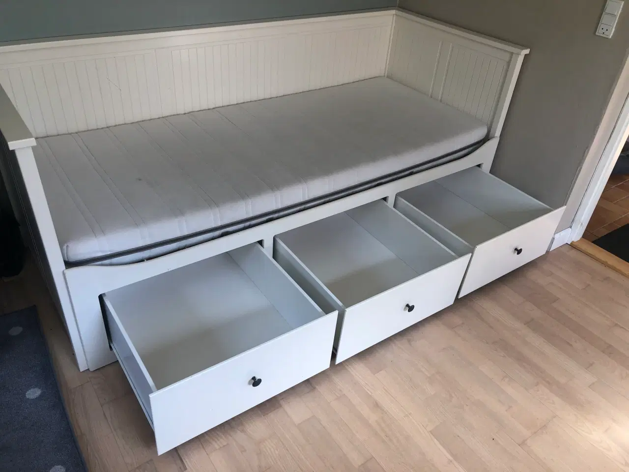 Billede 2 - Hemnes Sovesofa hvid med 3 skuffer/2 madrasser.