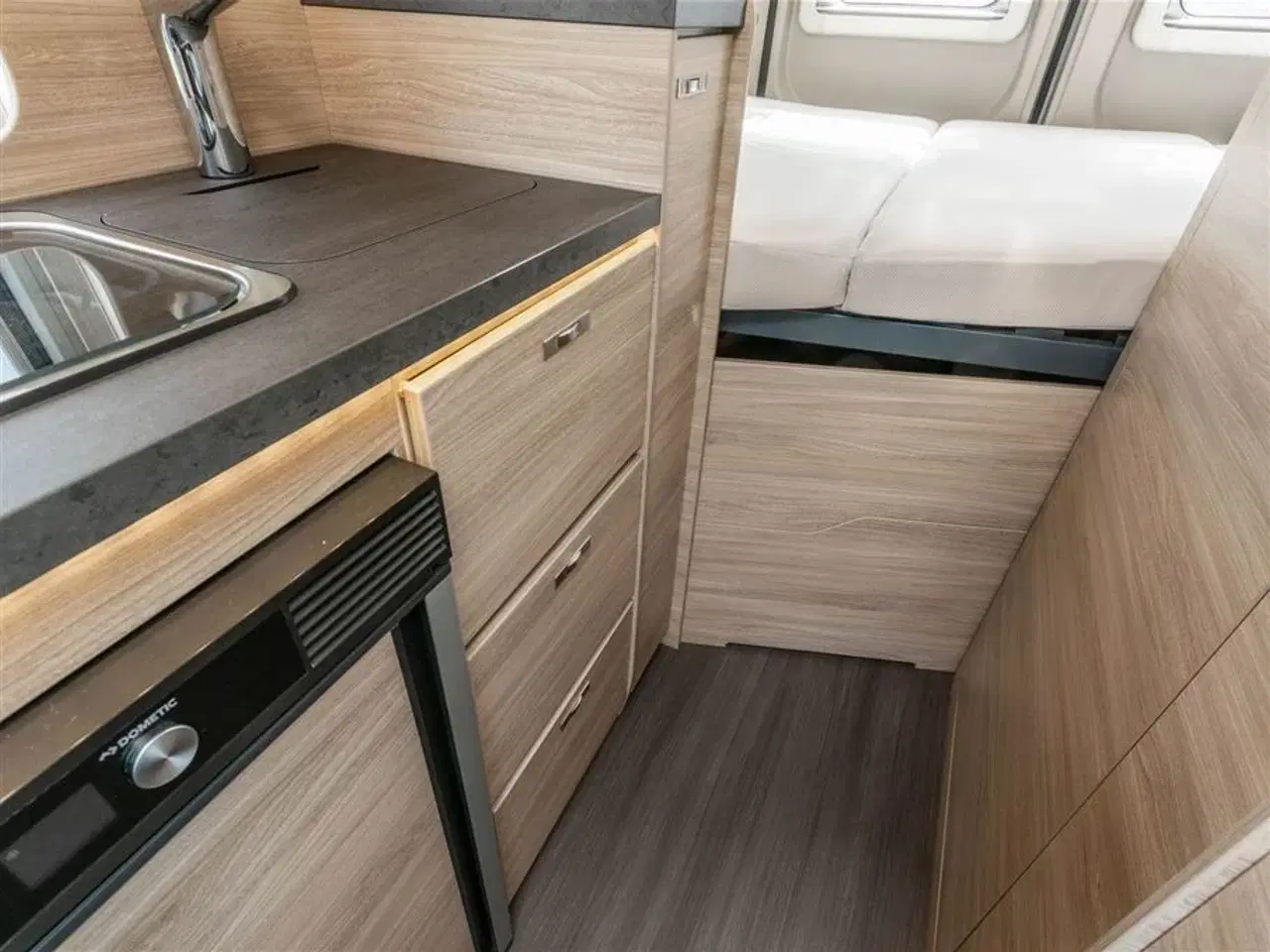 Billede 31 - 2023 - Knaus BoxStar 540 Road   Kompakt - Dieselvarme og kompressor køleskab mm.