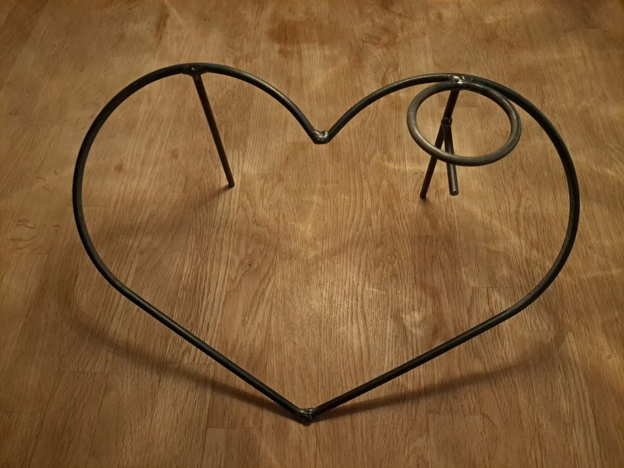 Billede 1 - Gravpynt. Pyntehjerte i jern med plads til 1 lys