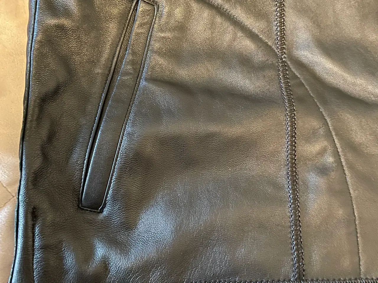 Billede 5 - Vendbar skindjakke sort skind / Leopard