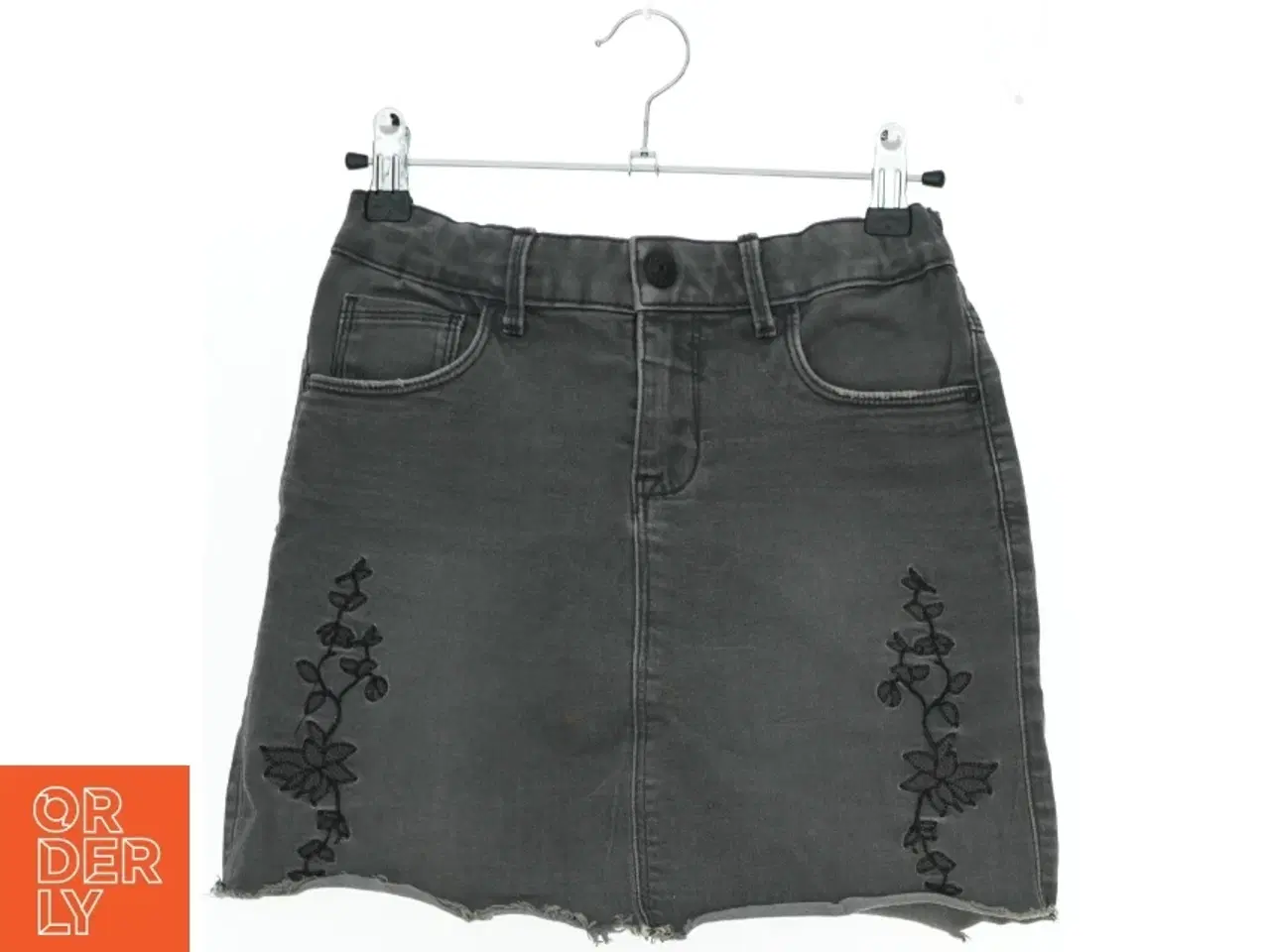 Billede 1 - Grå denim nederdel med broderi fra Name It (str. 152)