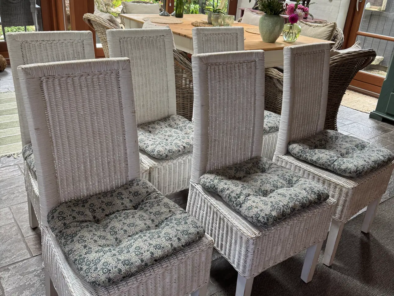 Billede 1 - Hvide spisebordsstole i flet