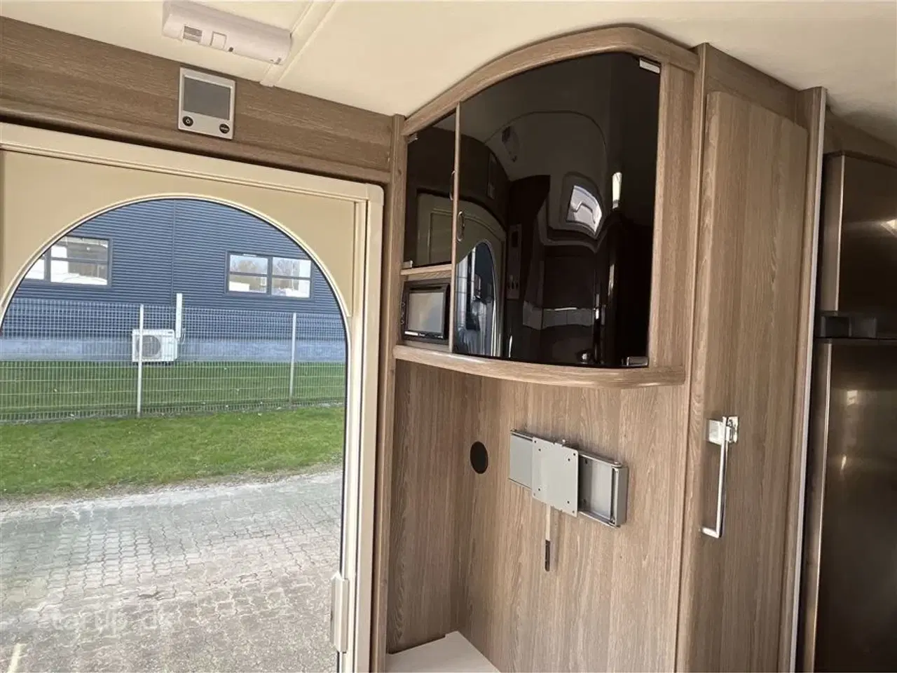 Billede 17 - 2015 - Kabe Royal 560 XL   Fastmonteret markise Thule 9200 4 meter, rundsiddegruppe i lyst skind, ALDE centralvarme, vandbåren gulvvarme, microbølgeovn, fransk dobbeltseng