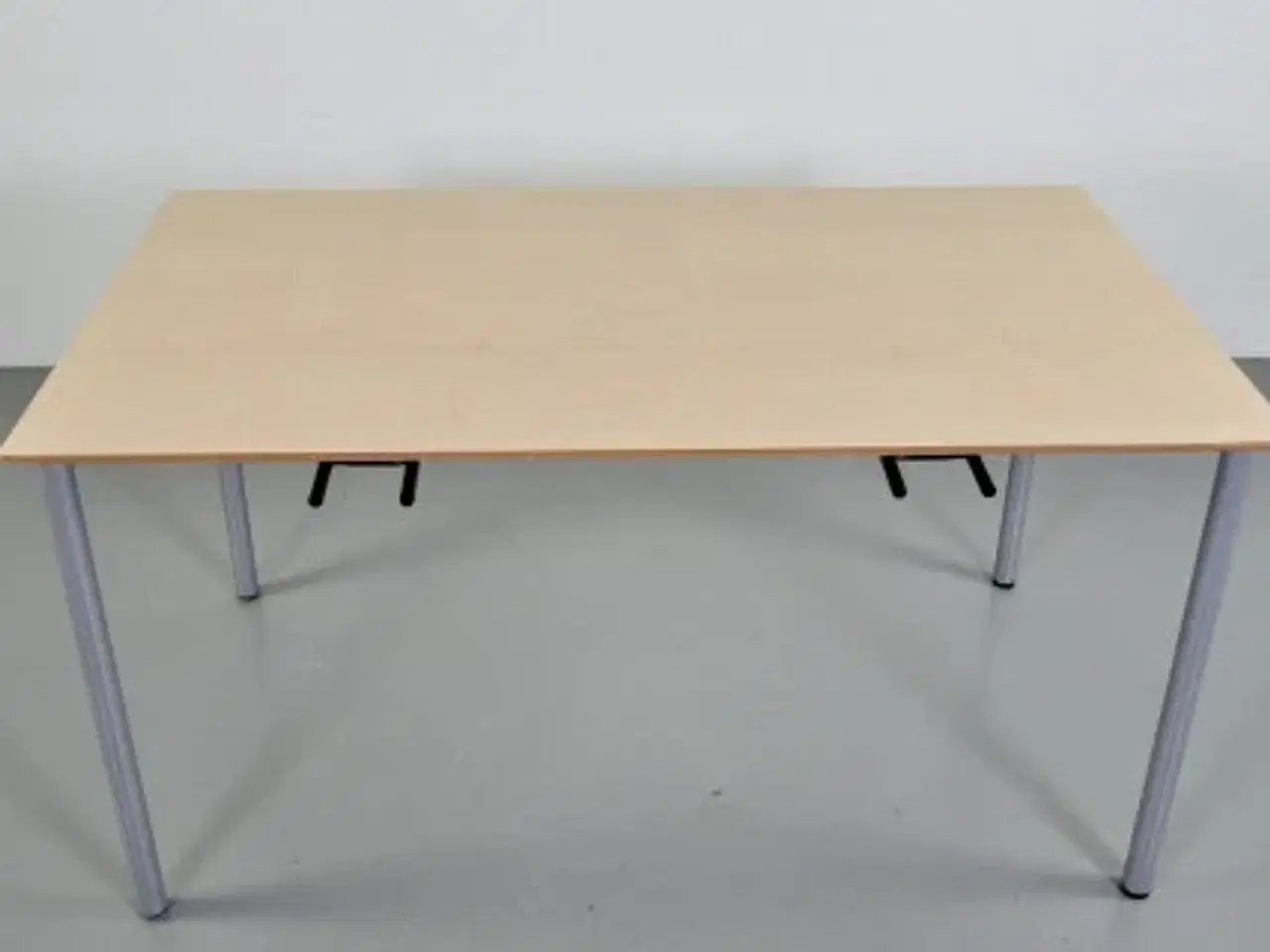 Billede 1 - Randers radius kantinebord med plade i birk og stoleophæng