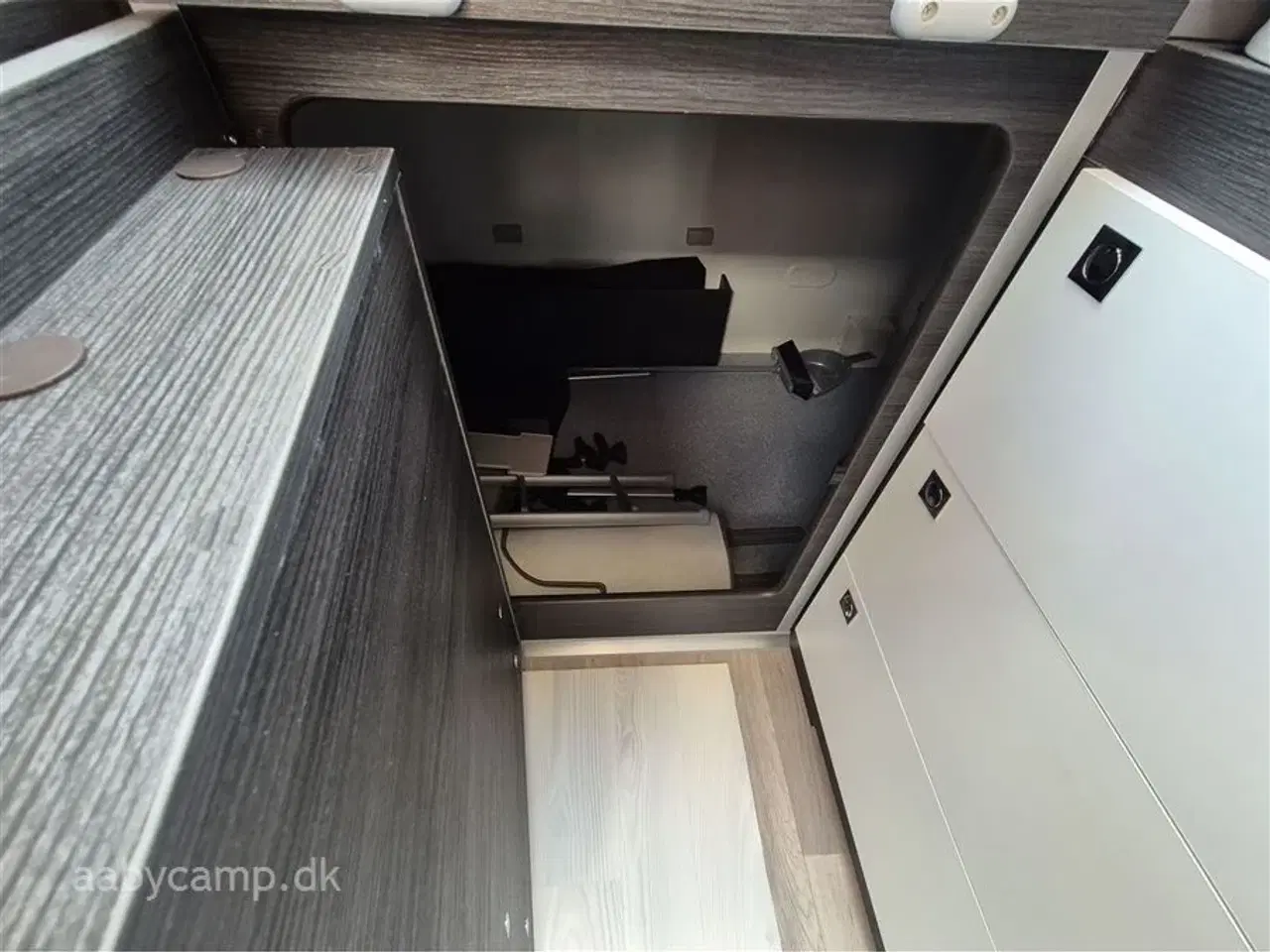 Billede 21 - 2024 - Benimar Mileo 268   NK Pakke. Automatgear. solceller. markise. 200 Ah Lithium Batteri. 2000w inverter. Maxfann. kun 16,000 km. den har fået en omgang ceramic coating så den er nem at holde.